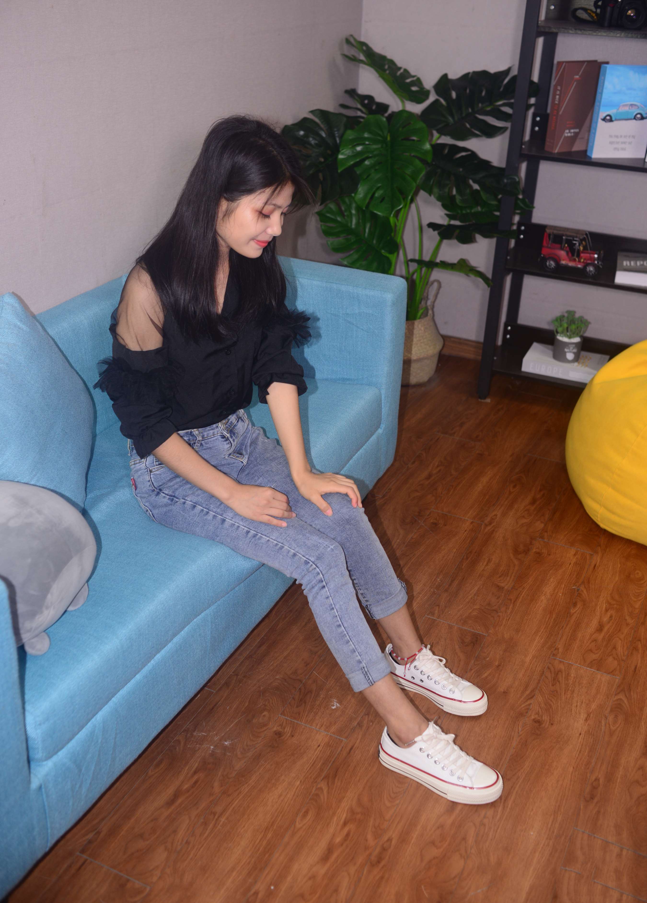 《谢圆小姐姐 蝉鸣漏进夏至》作品图