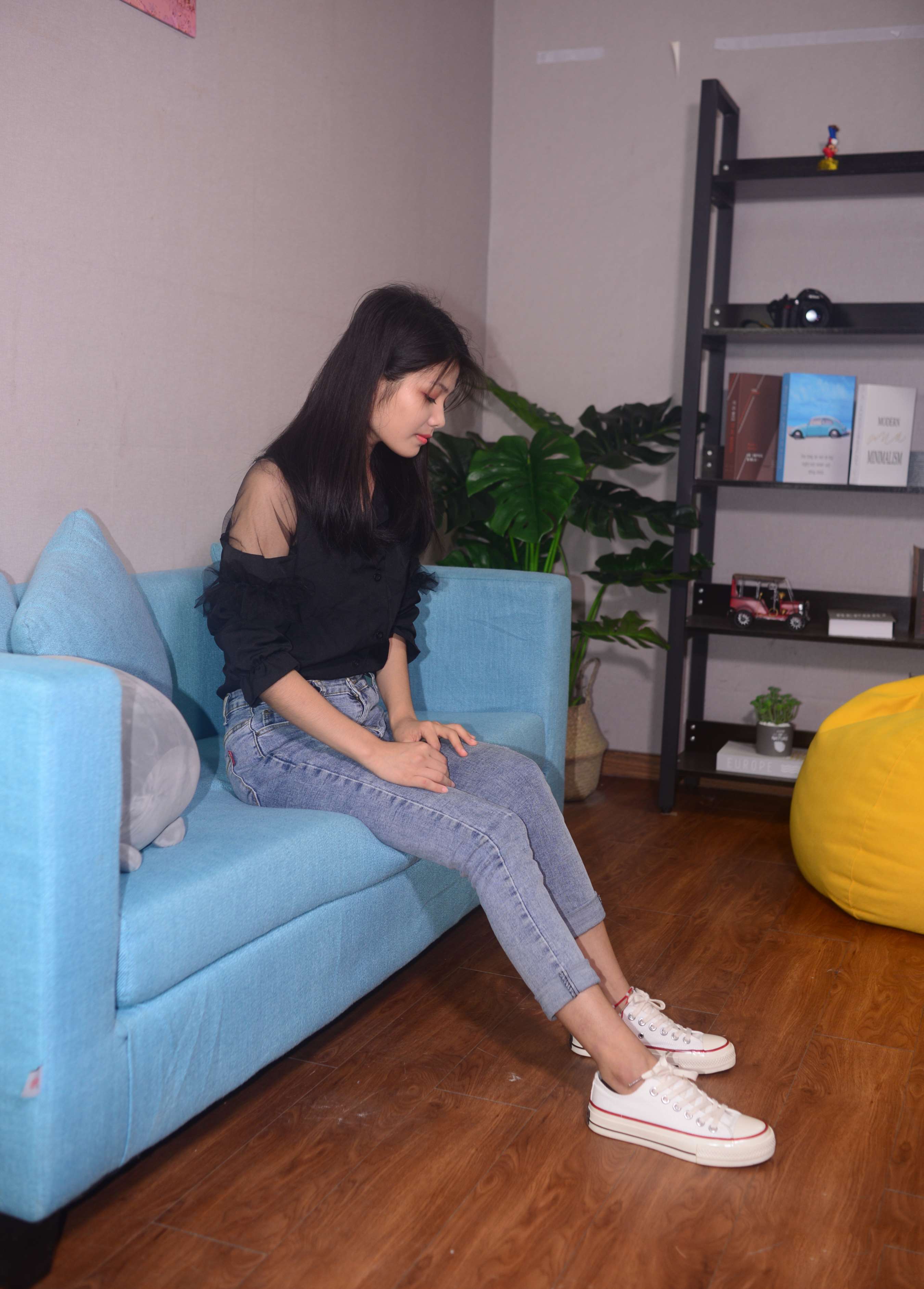 《谢圆小姐姐 蝉鸣漏进夏至》作品图