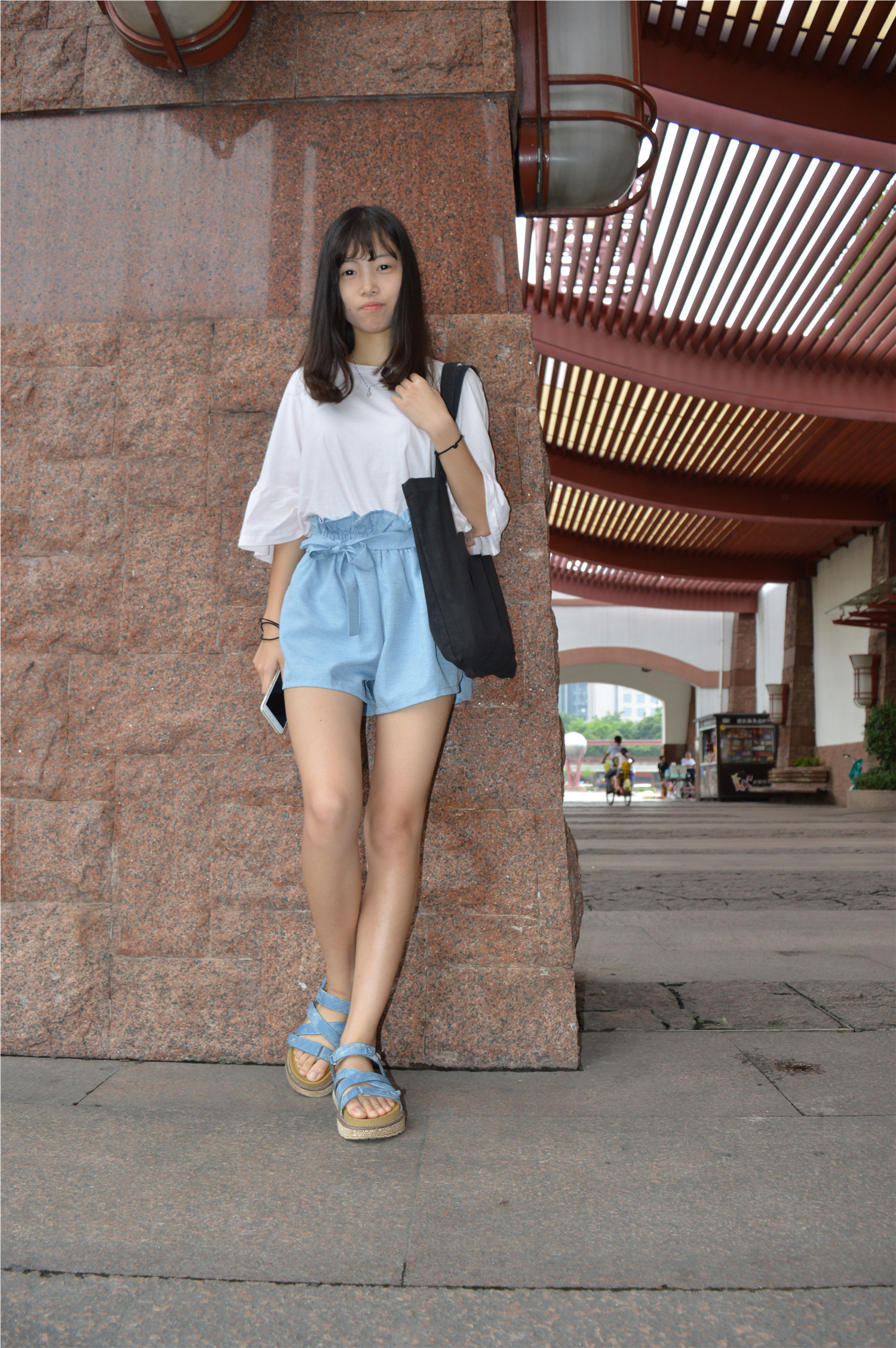 《草坪上凉拖鞋》作品图