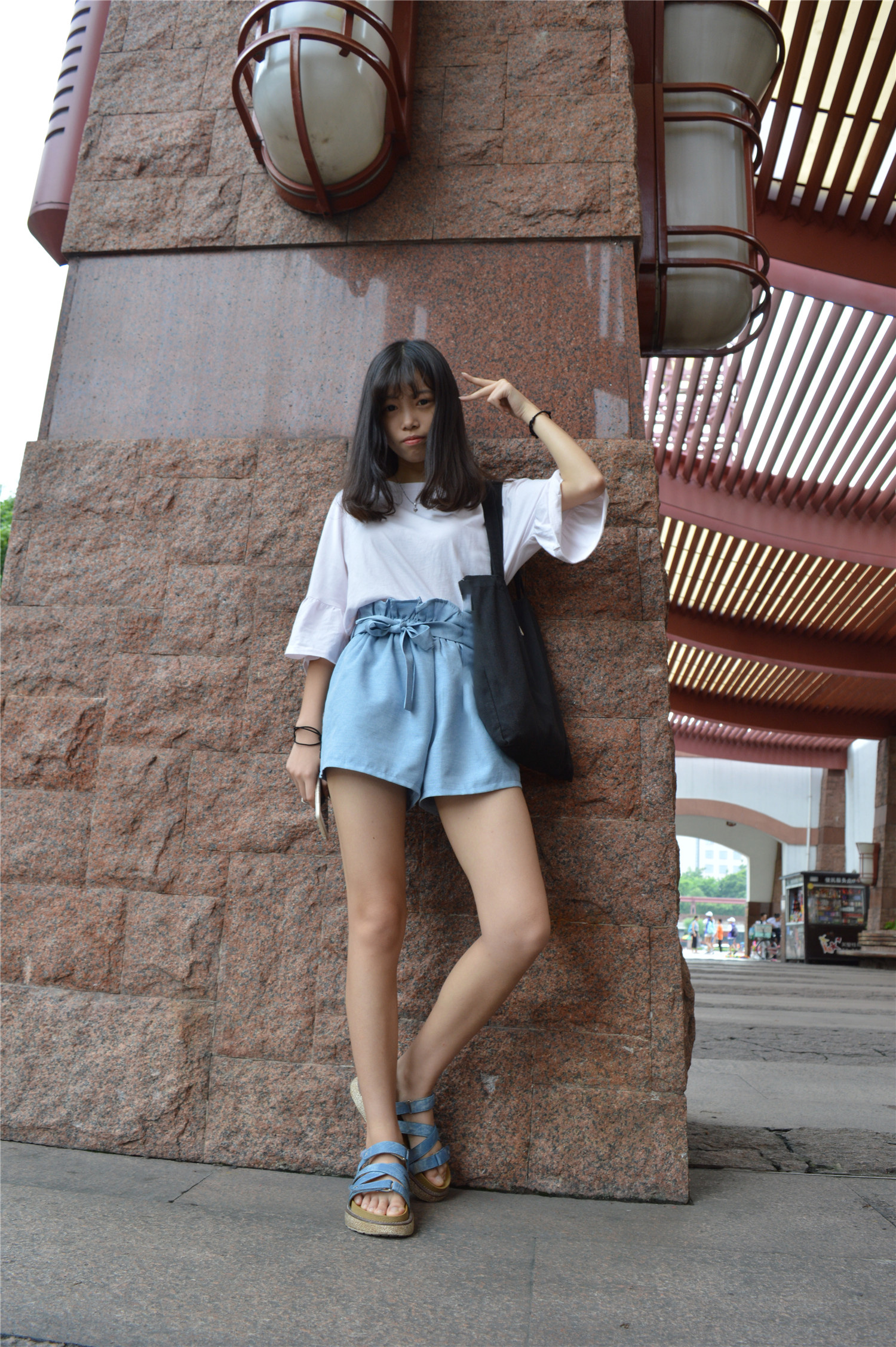 《草坪上凉拖鞋》作品图