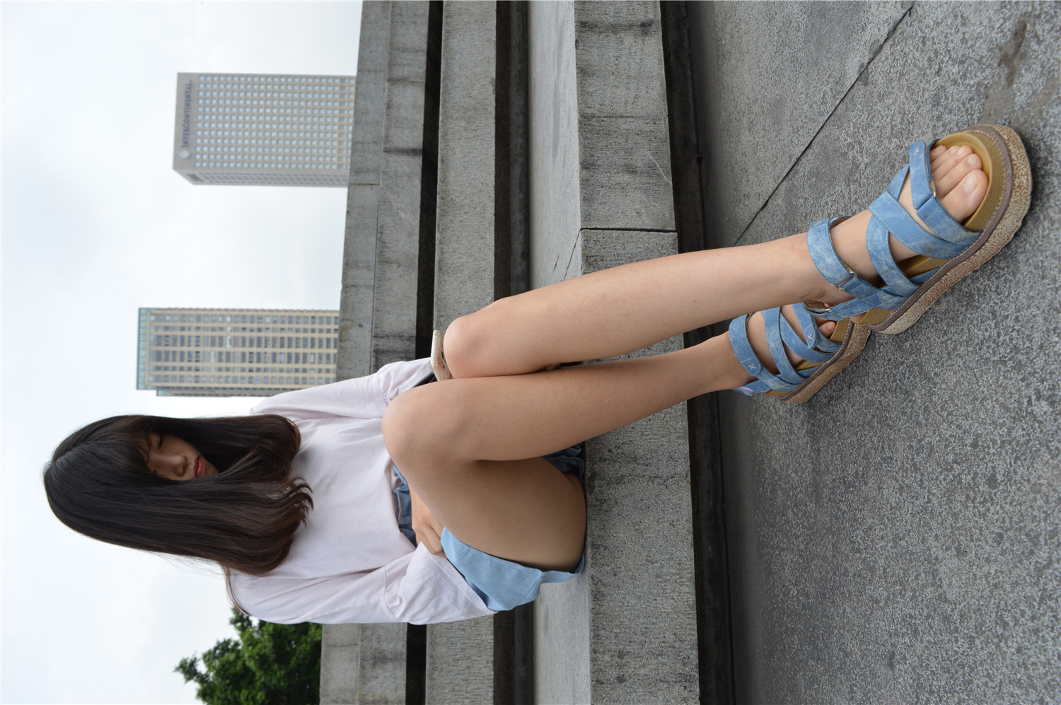 《草坪上凉拖鞋》作品图