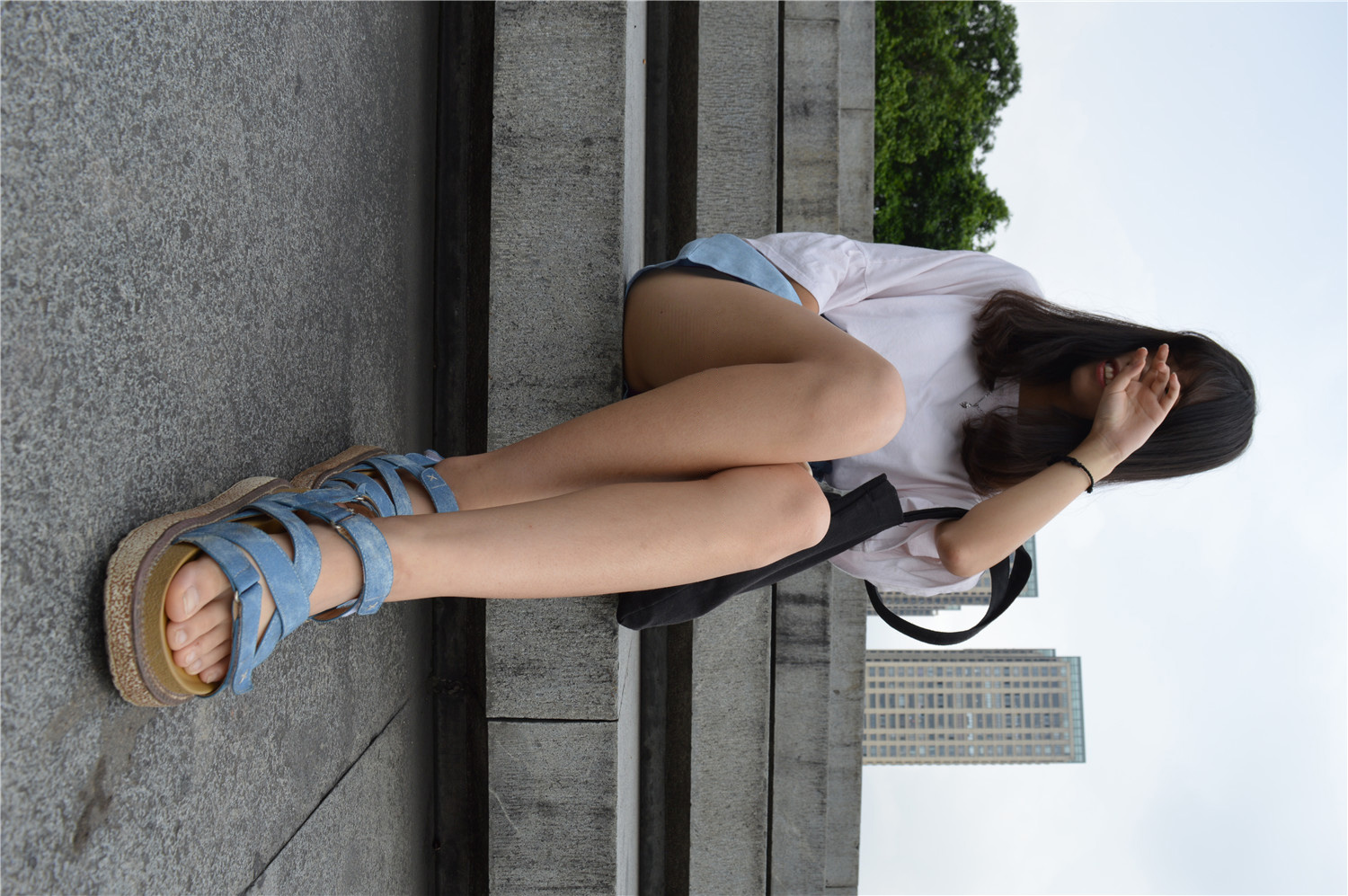 《草坪上凉拖鞋》作品图