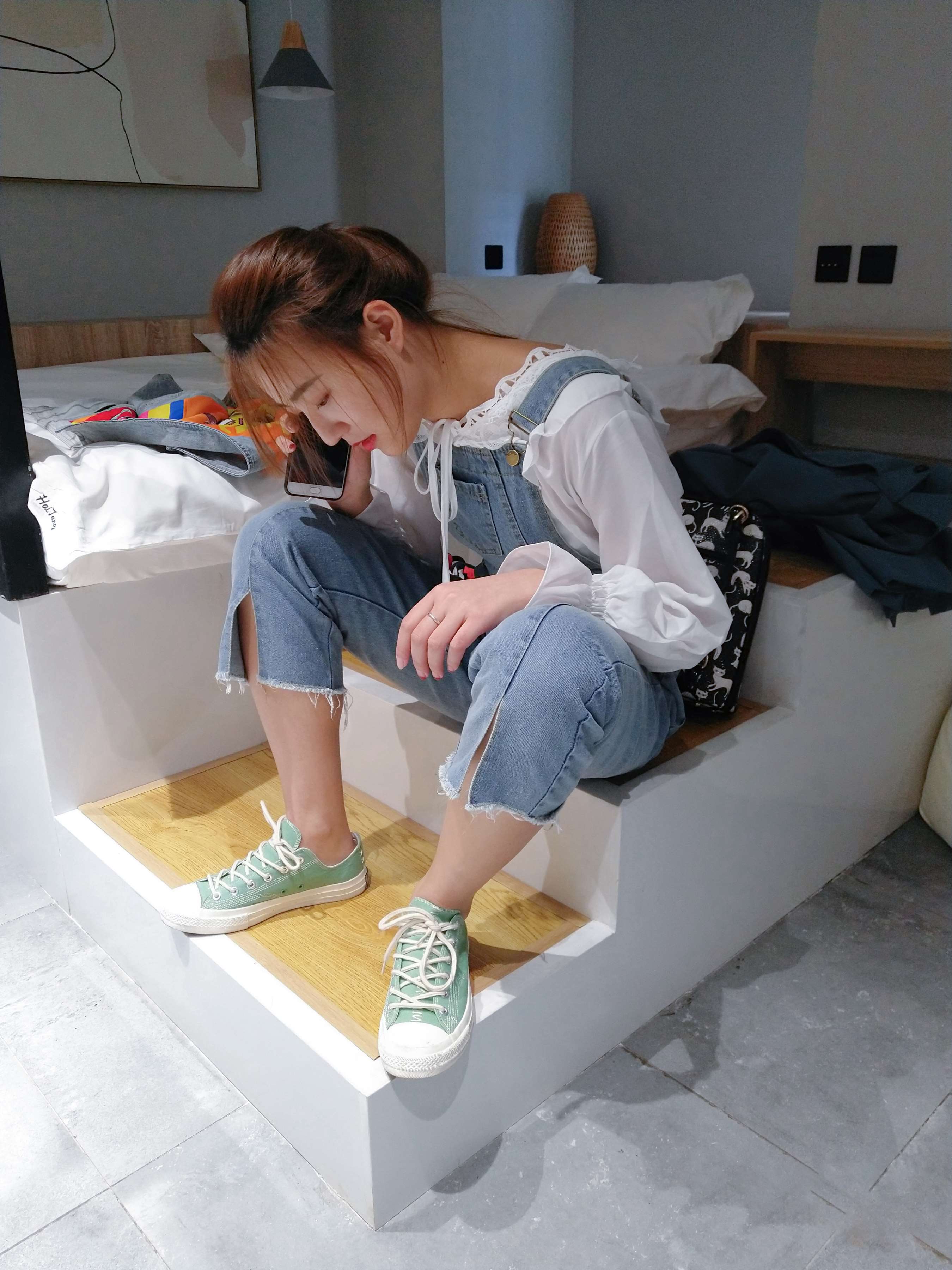 《牛仔背带裤の赤足学姐》作品图