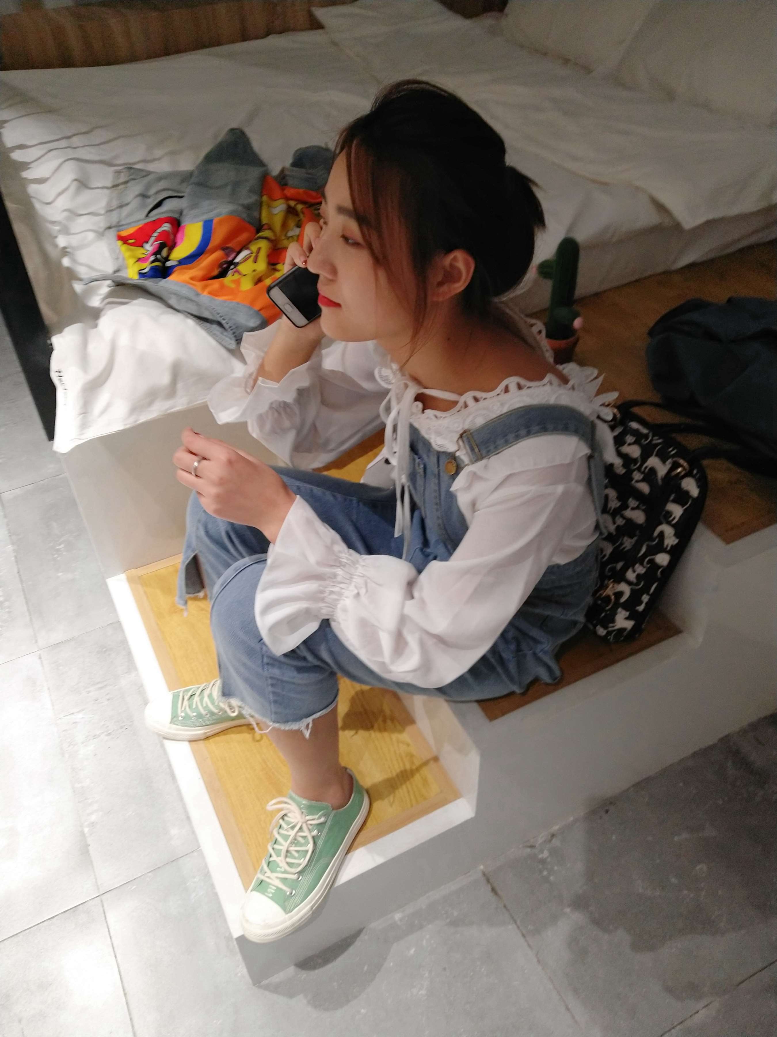 《牛仔背带裤の赤足学姐》作品图