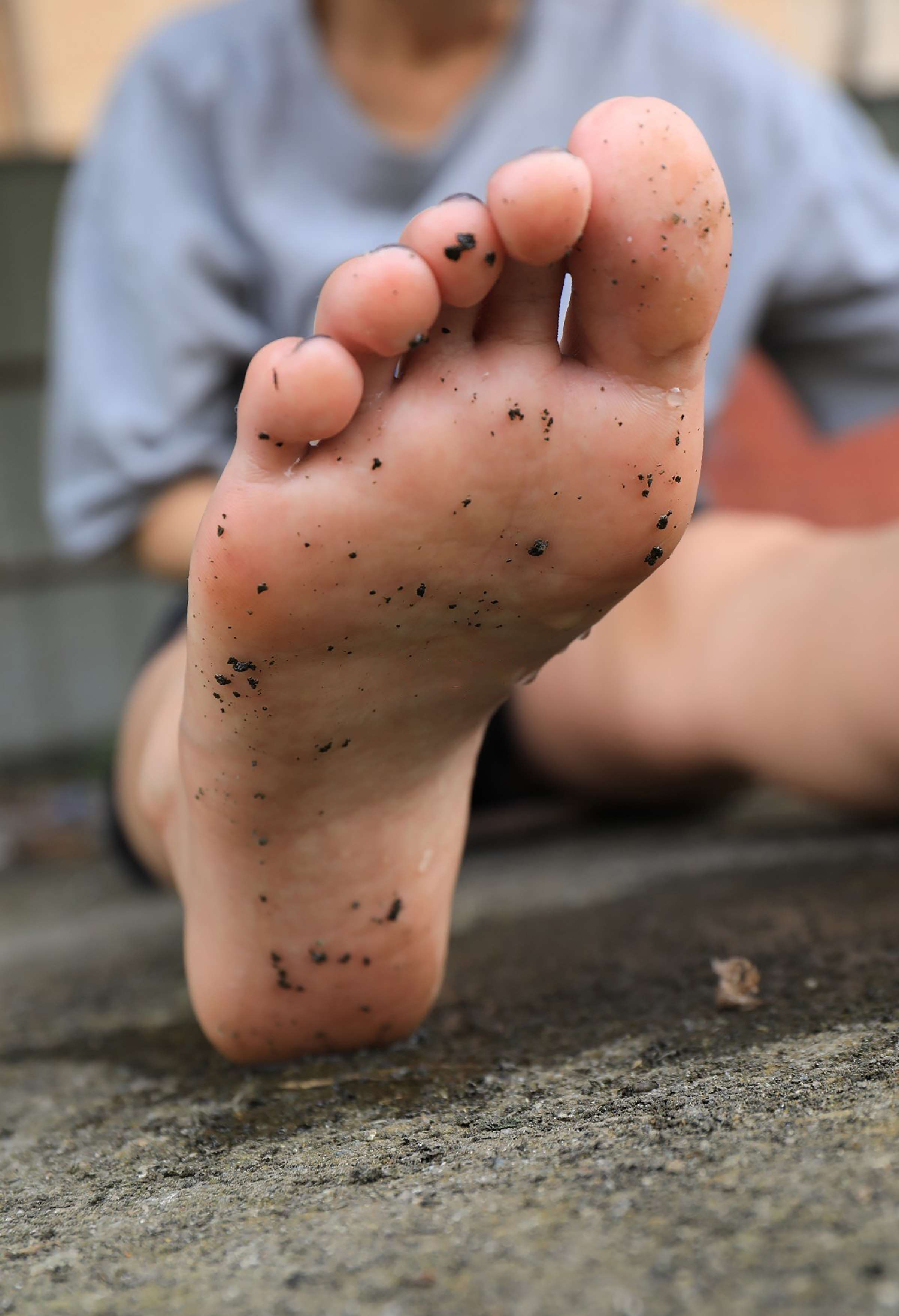 《小女孩踩脏棉袜》作品图