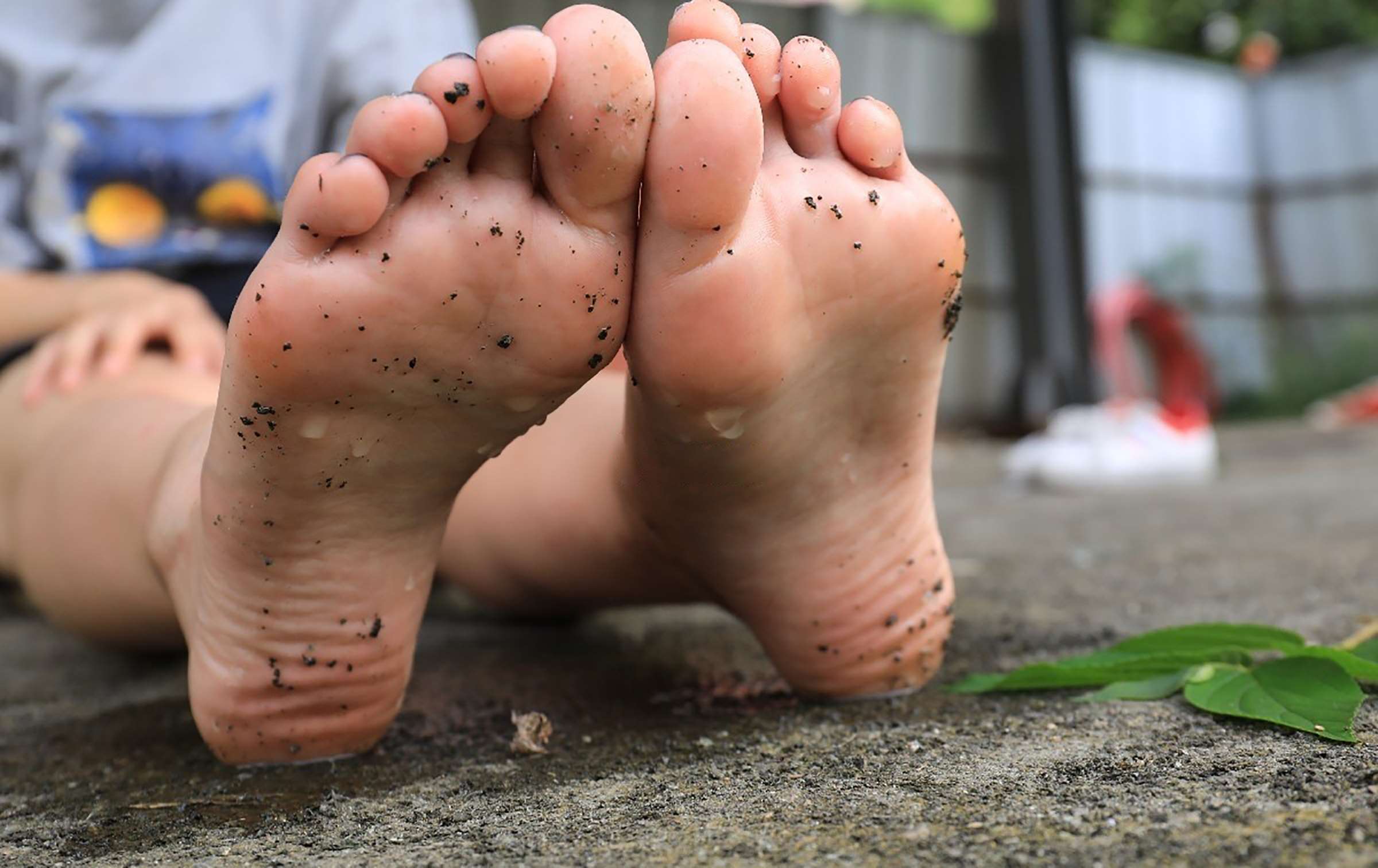 《小女孩踩脏棉袜》作品图