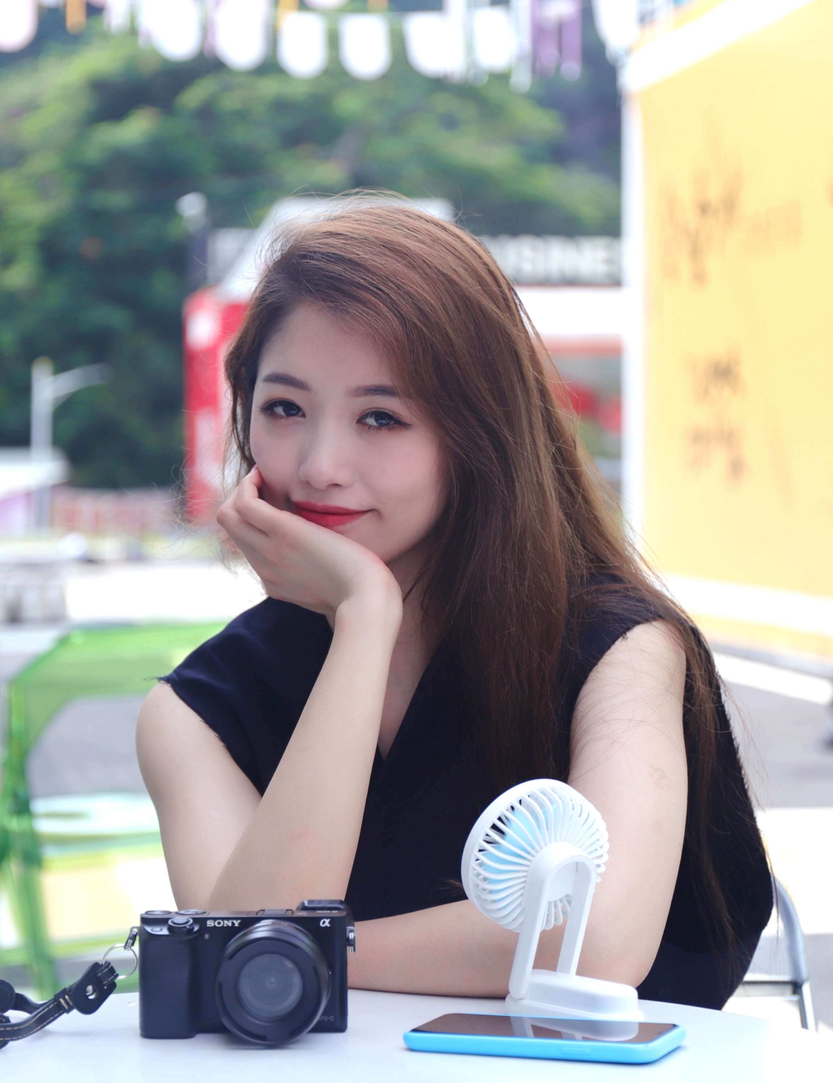 《创意园里女生展脚丫》作品图