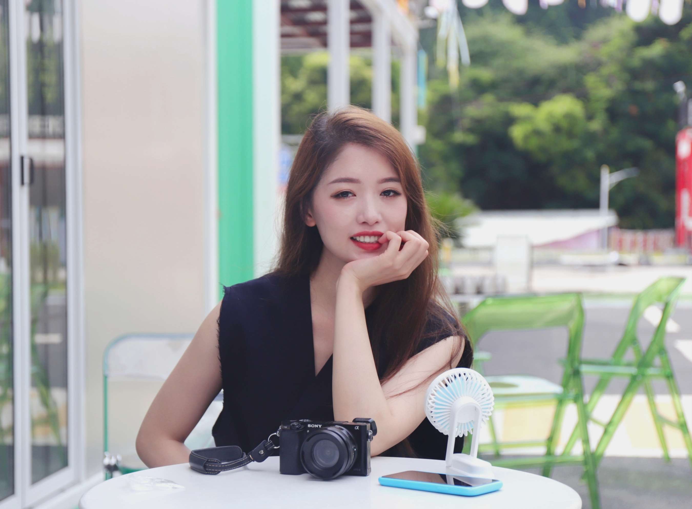 《创意园里女生展脚丫》作品图