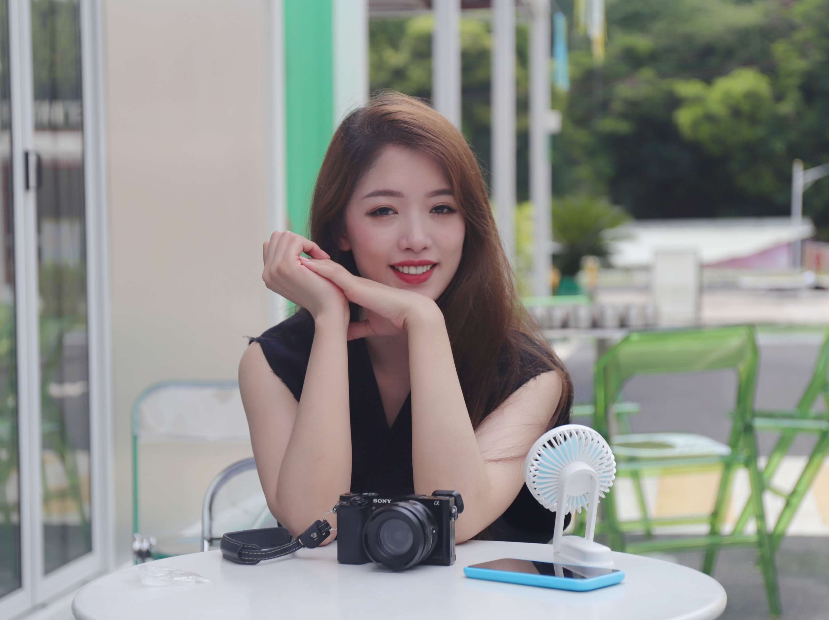 《创意园里女生展脚丫》作品图