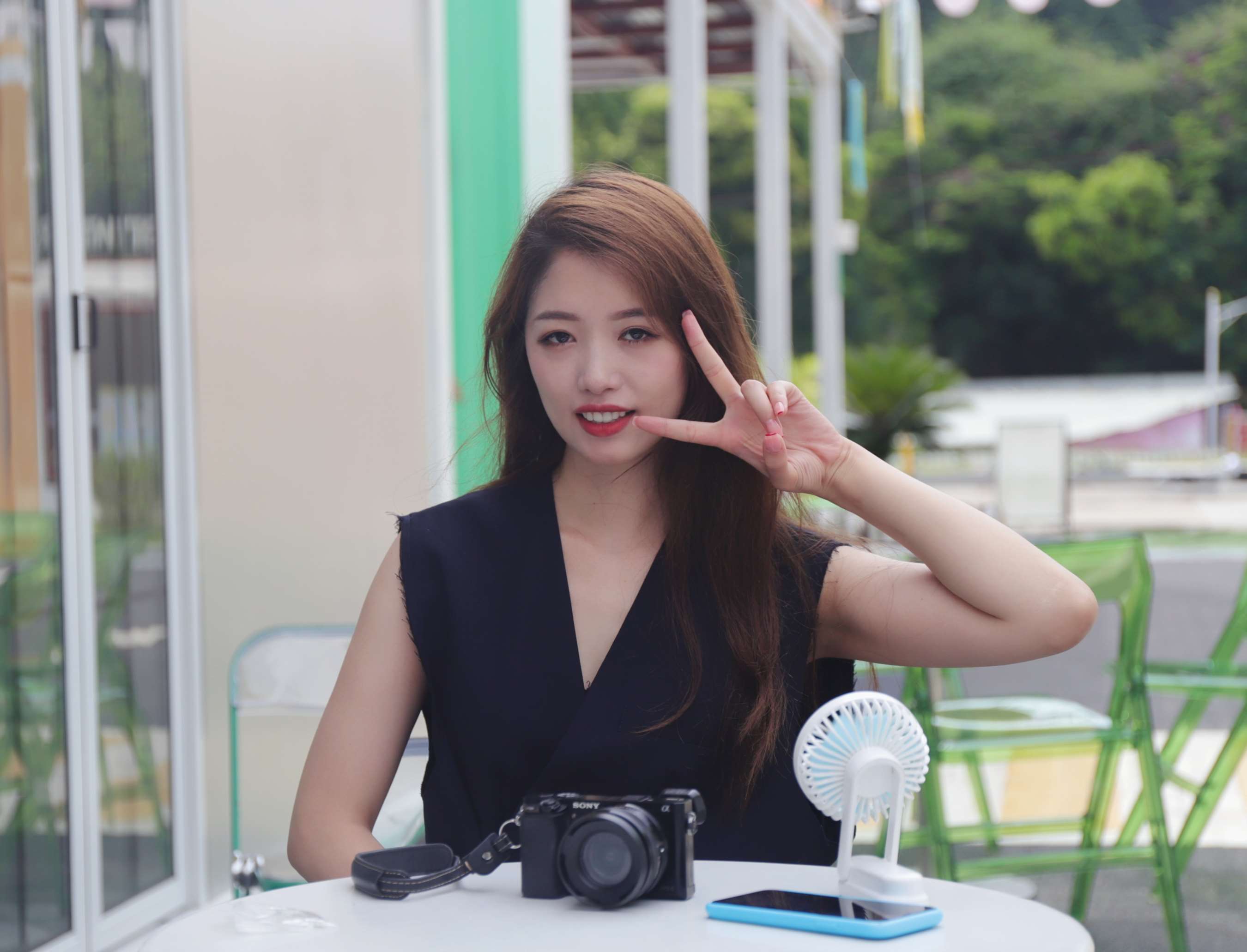 《创意园里女生展脚丫》作品图