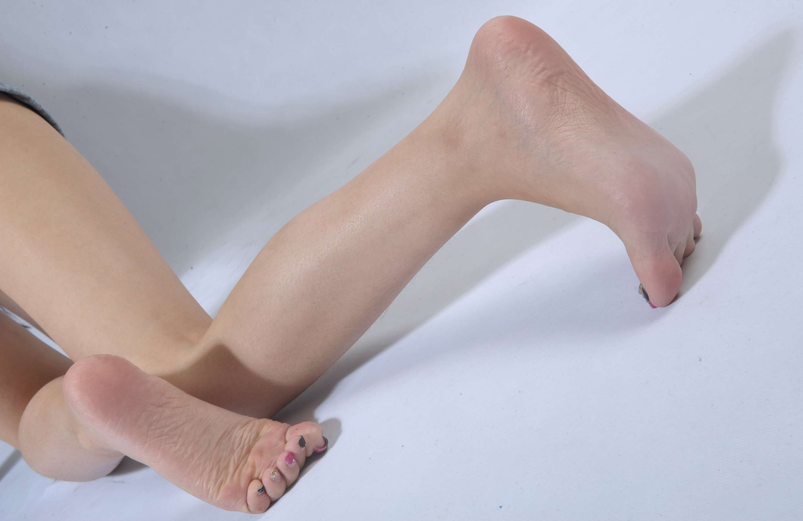 《牛仔热裤の裸足学姐》作品图