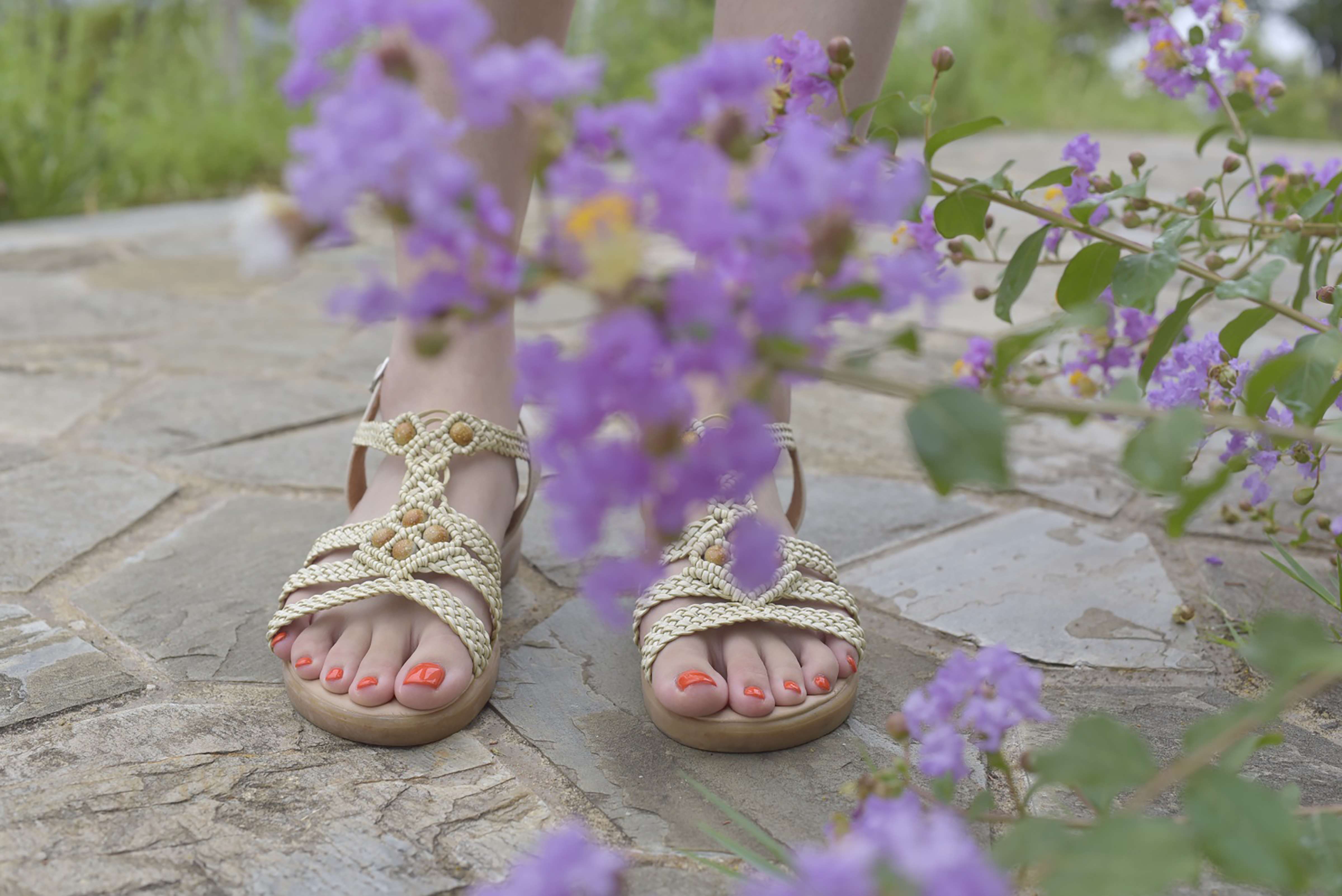 《小姐姐紫花配嫩足》作品图