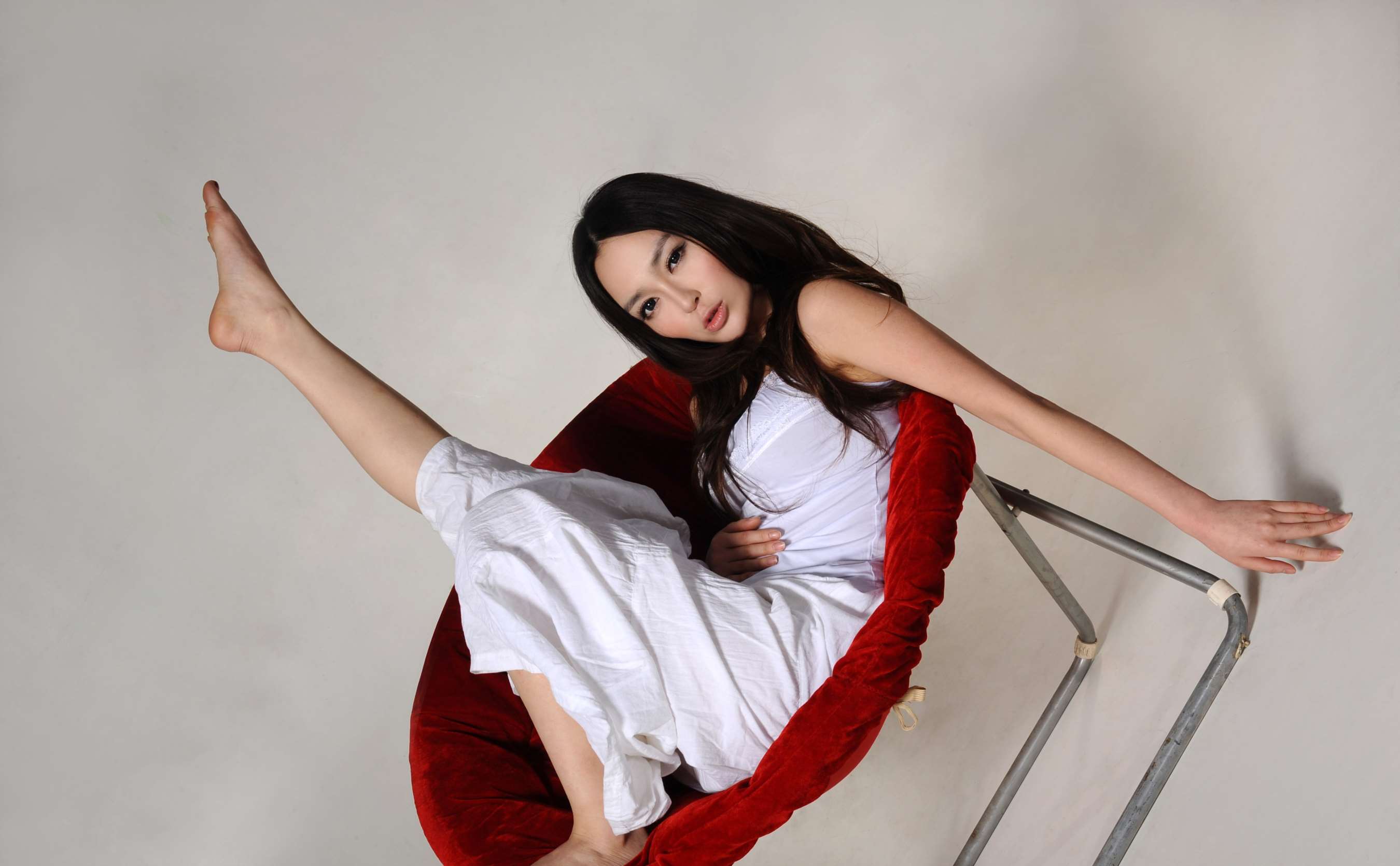 《小姐姐白吊带の裸足》作品图