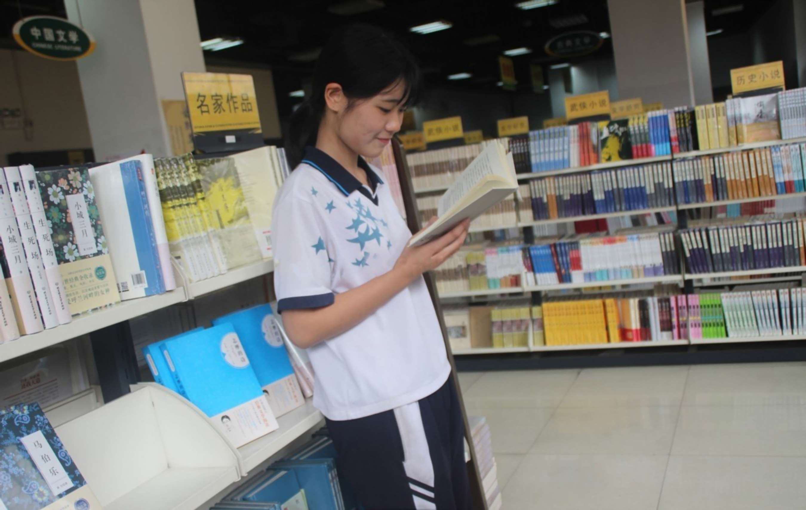 《校服滑板少女的 小嫩脚》作品图