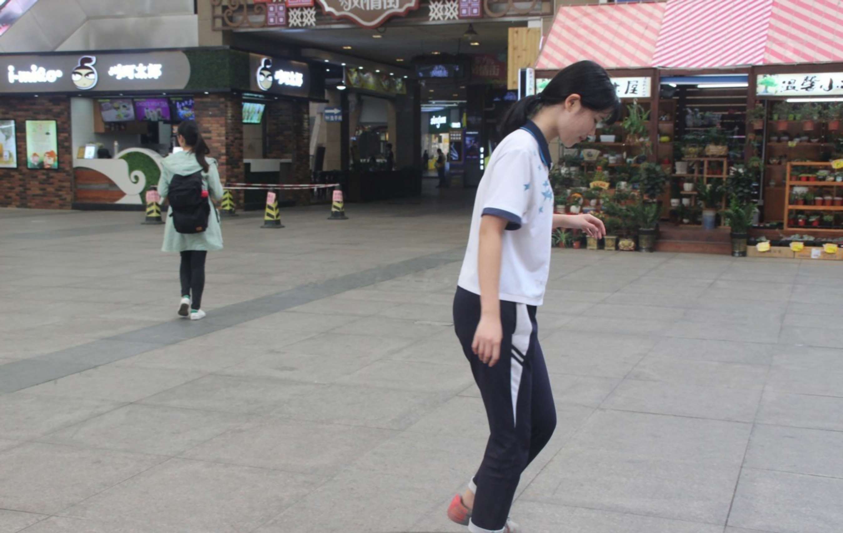 《校服滑板少女的 小嫩脚》作品图