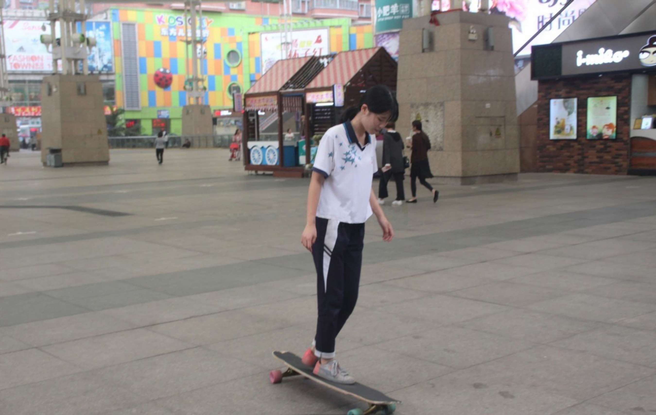 《校服滑板少女的 小嫩脚》作品图