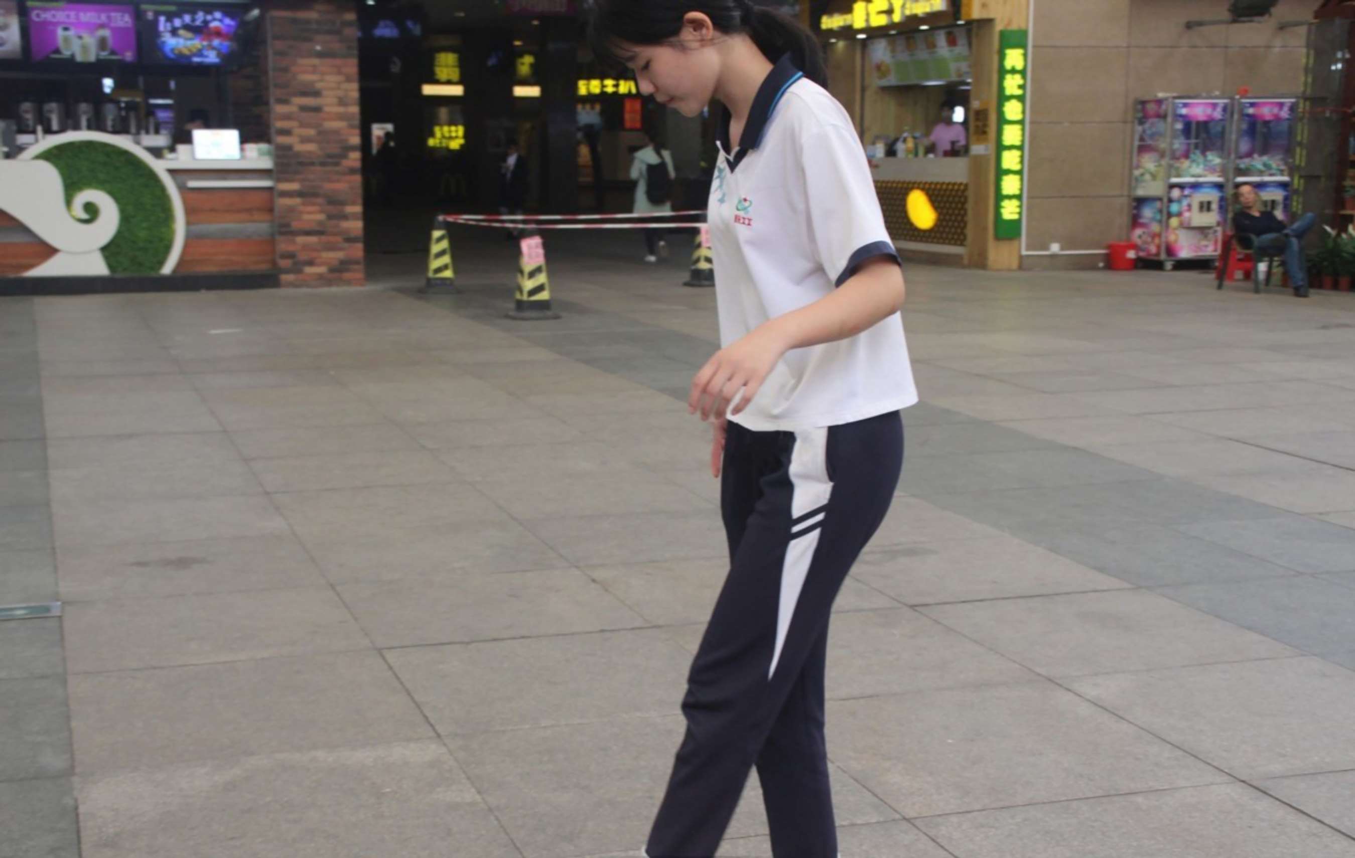 《校服滑板少女的 小嫩脚》作品图