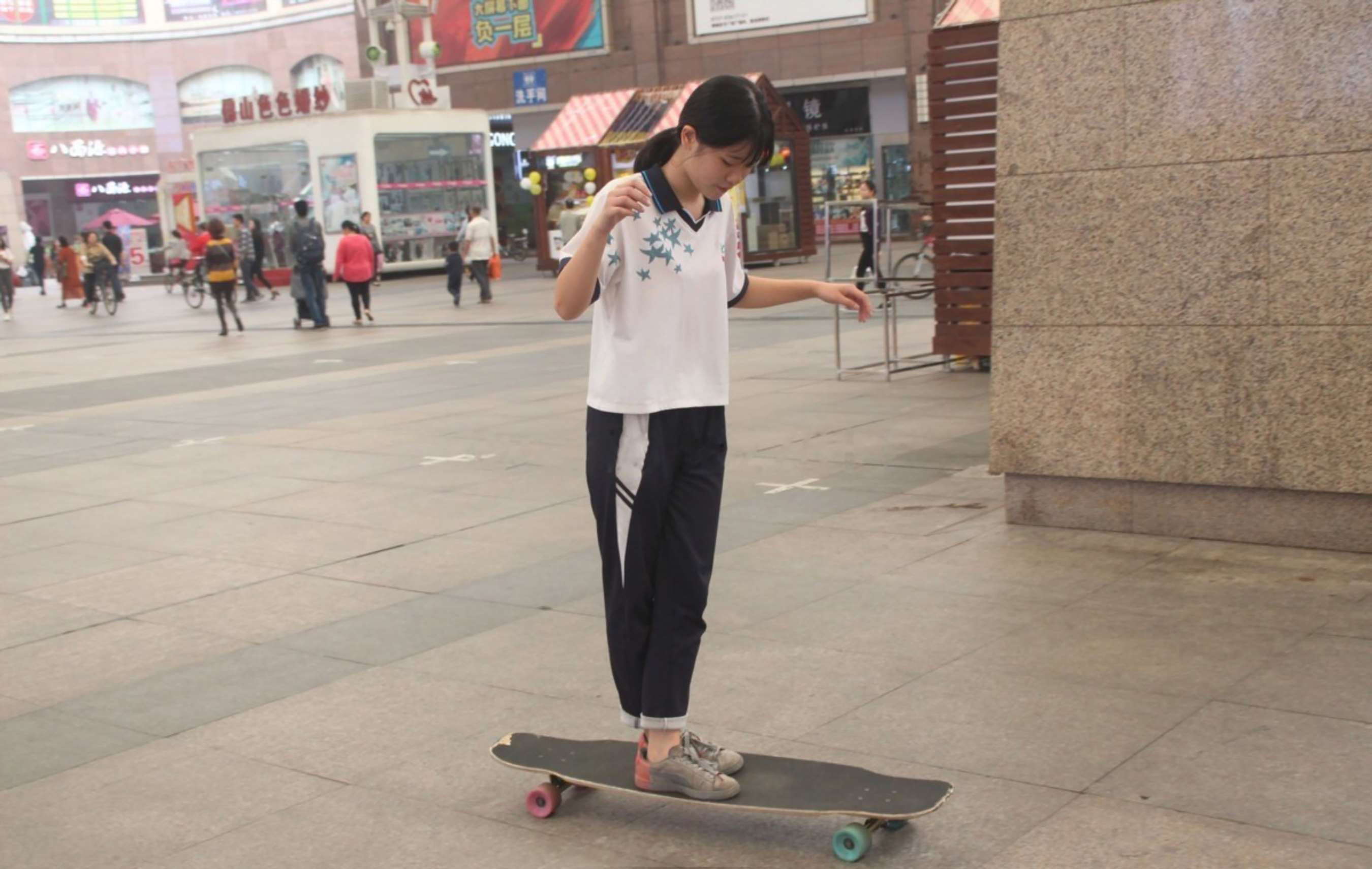 《校服滑板少女的 小嫩脚》作品图