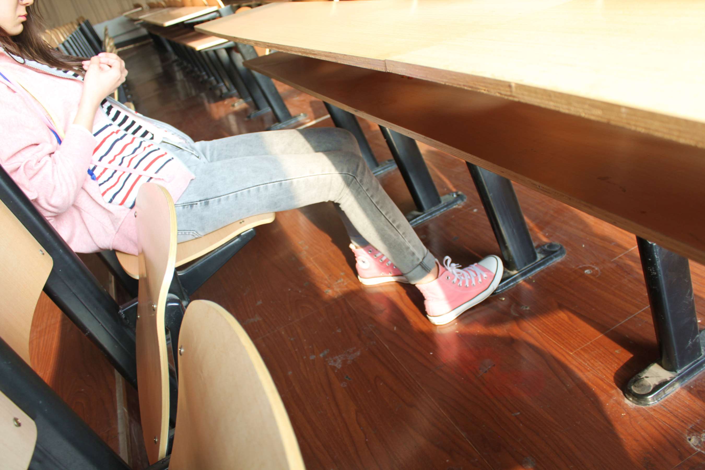 《阶梯教室里的帆布鞋小姐姐》作品图