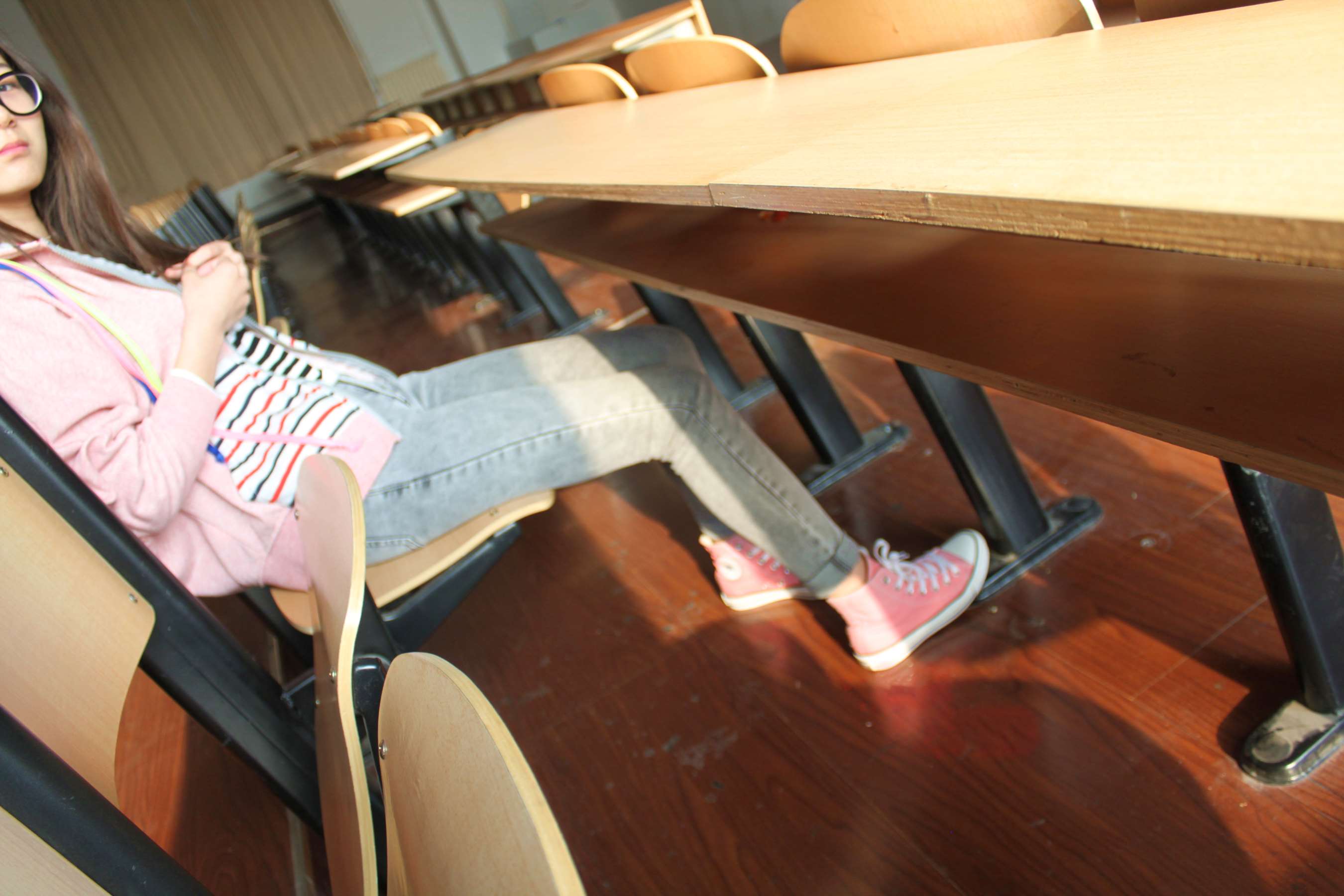 《阶梯教室里的帆布鞋小姐姐》作品图