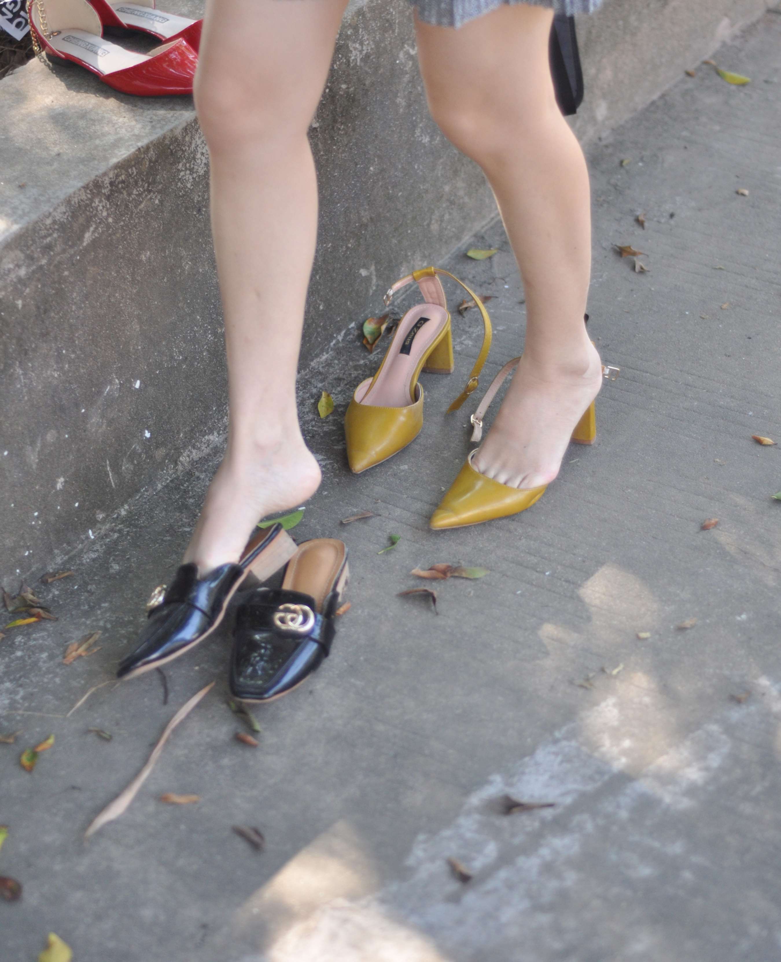 《少女大树下乘凉》作品图