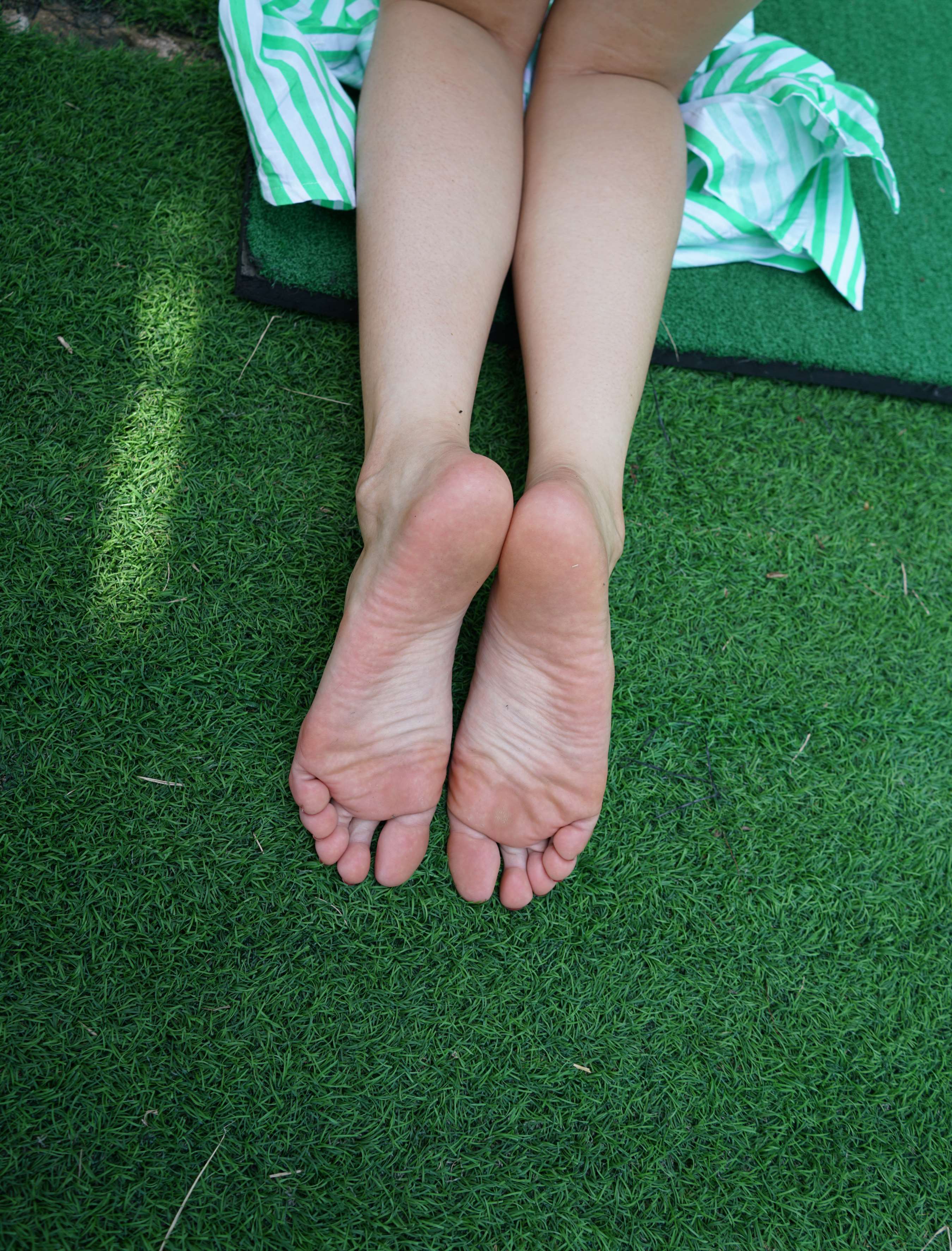 《学姐热裤牛仔の裸足》作品图