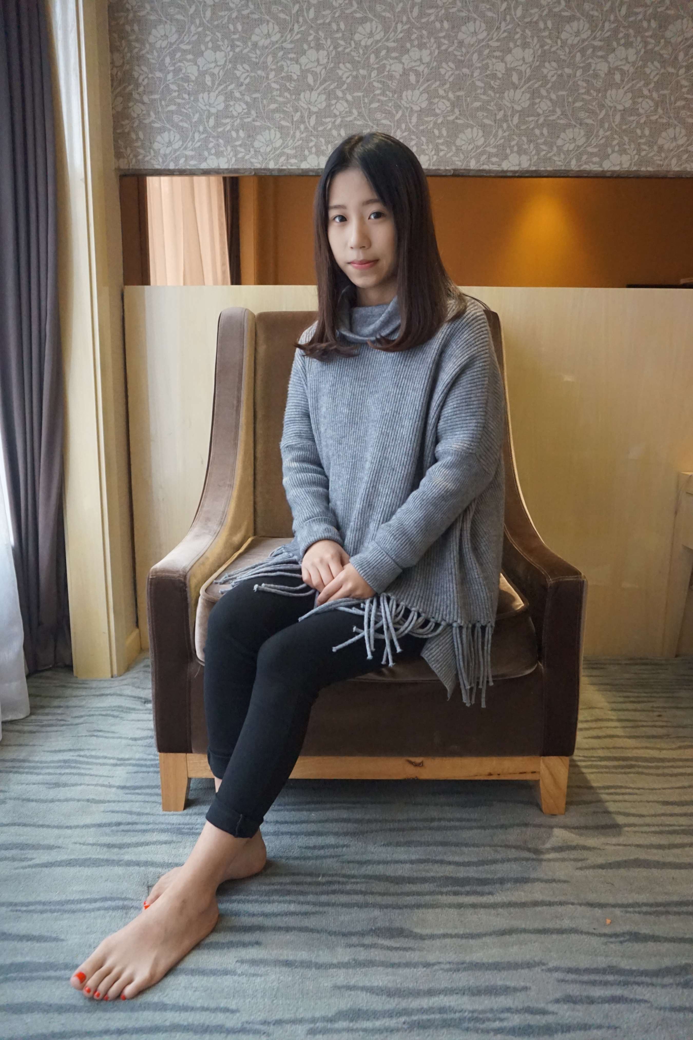 《少女红指甲嫩足穿袜》作品图