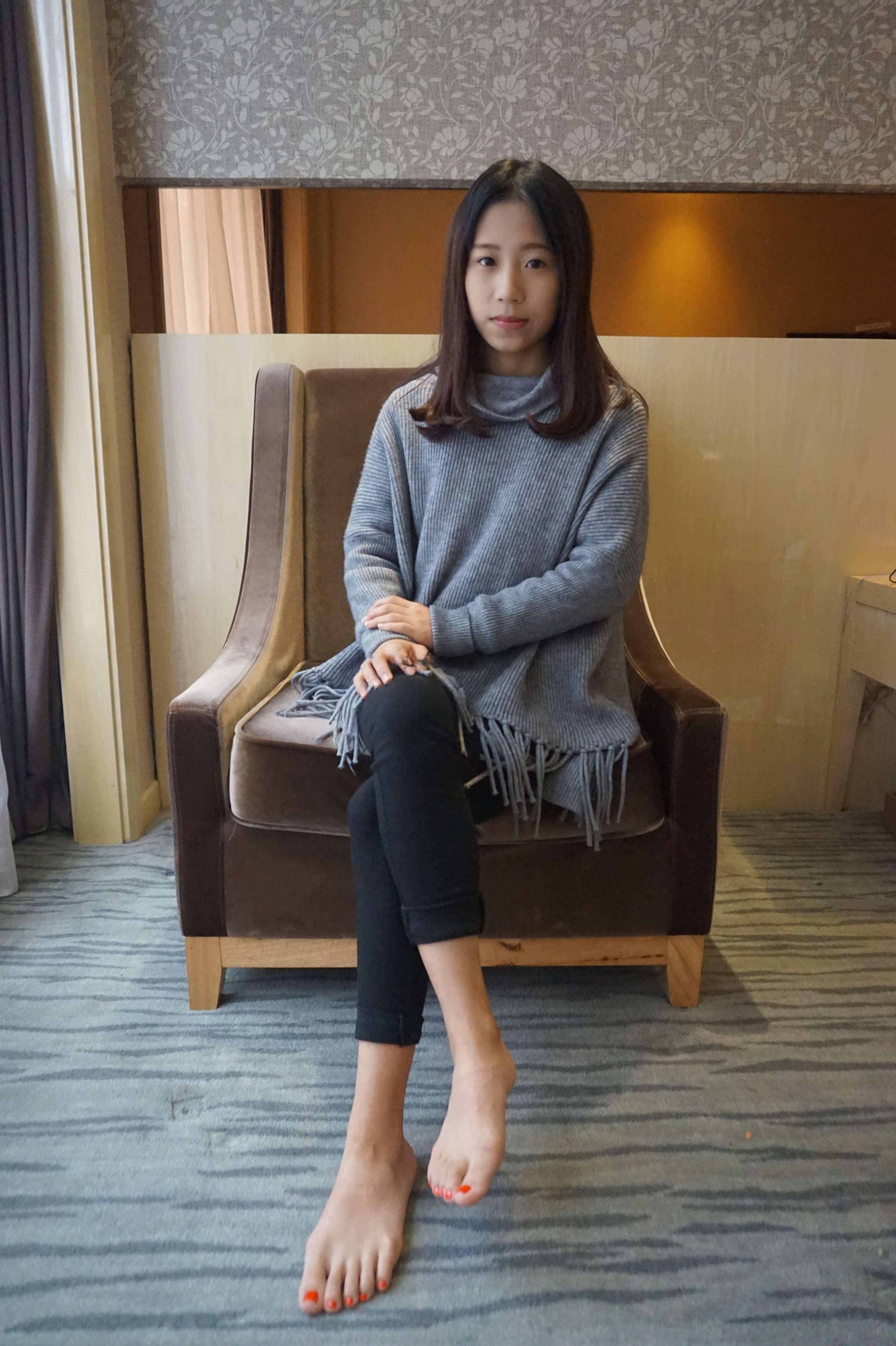 《少女红指甲嫩足穿袜》作品图