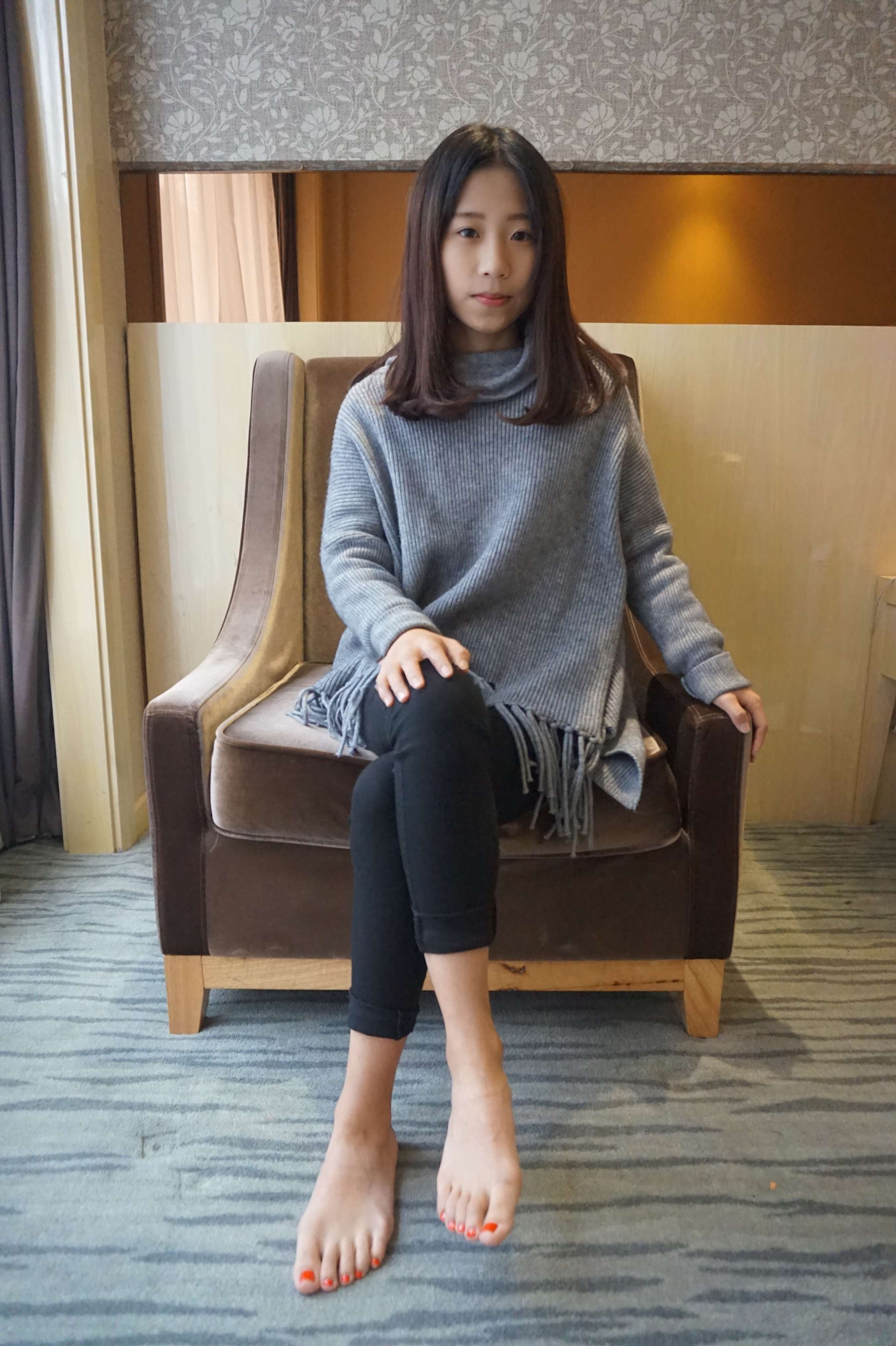 《少女红指甲嫩足穿袜》作品图