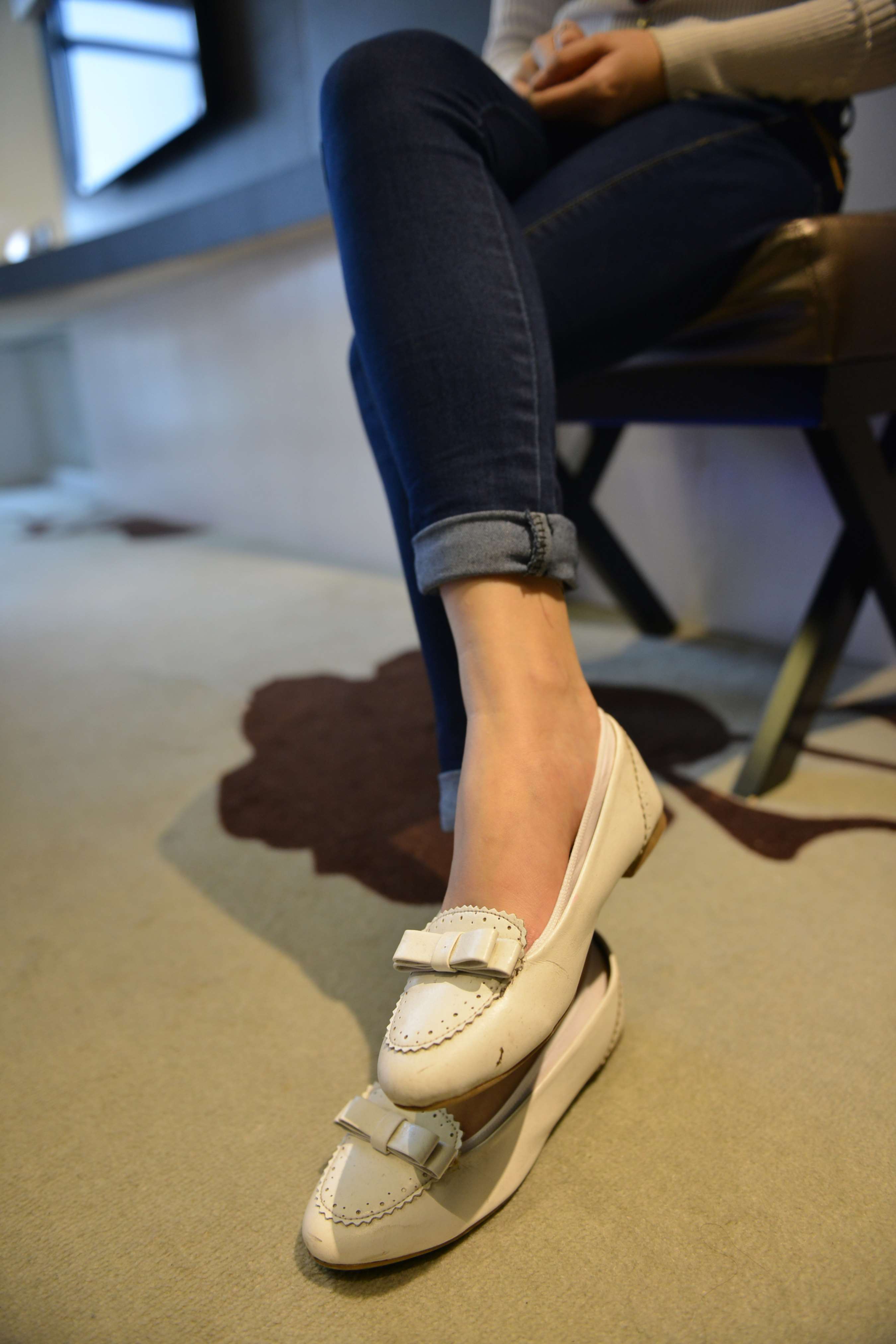 《大学教室小姐姐展船袜脚》作品图