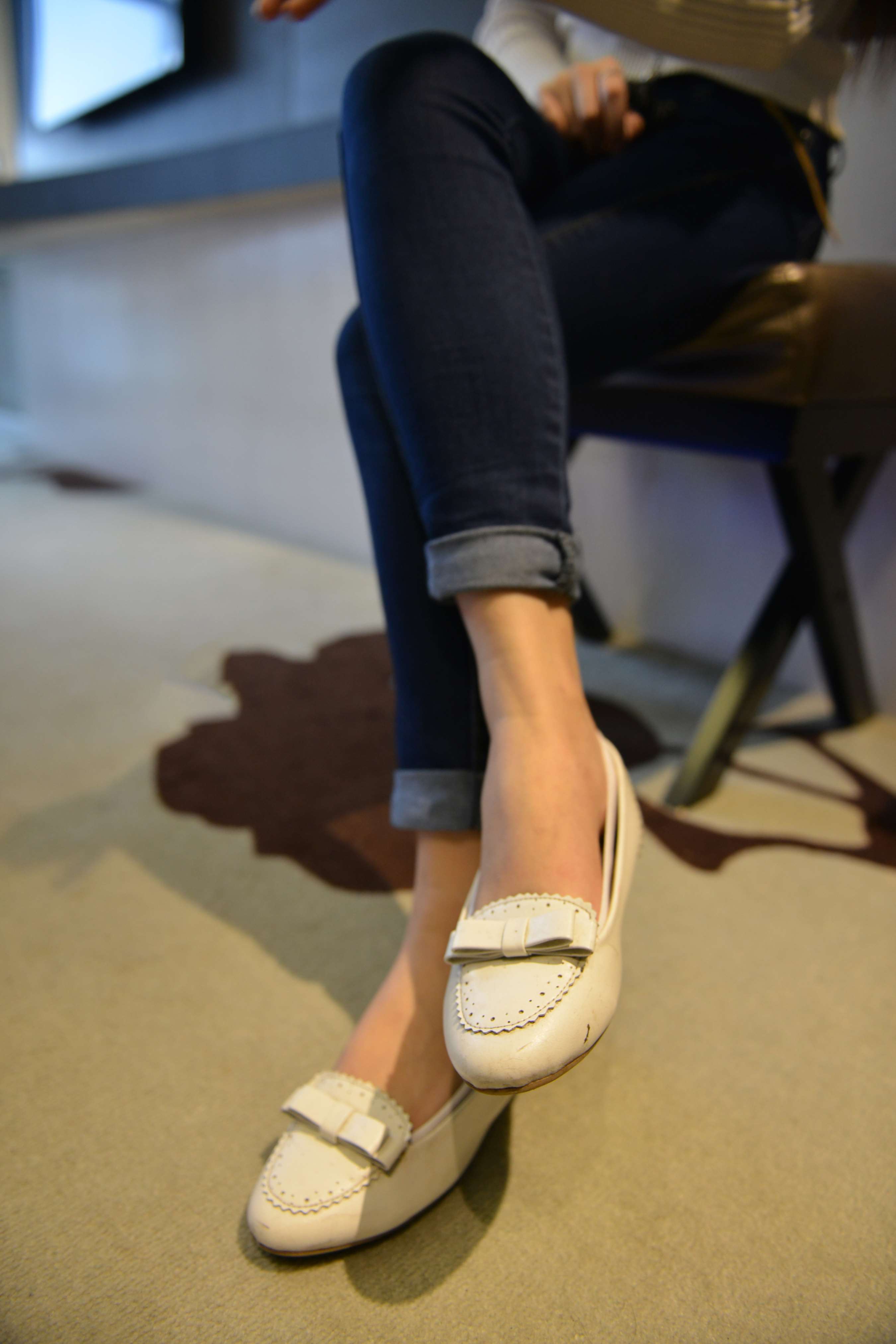 《大学教室小姐姐展船袜脚》作品图