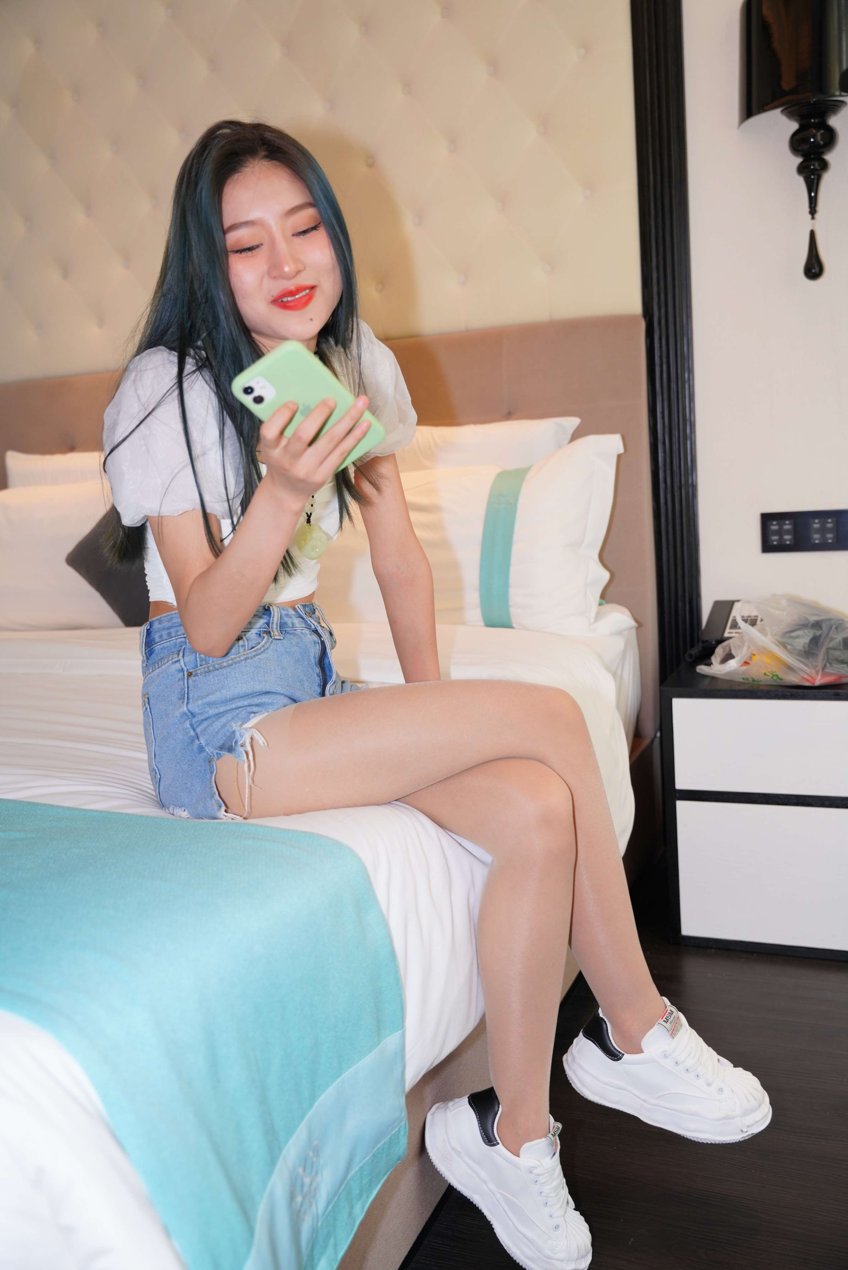 《小姑娘肉丝紧身牛仔热裤》作品图