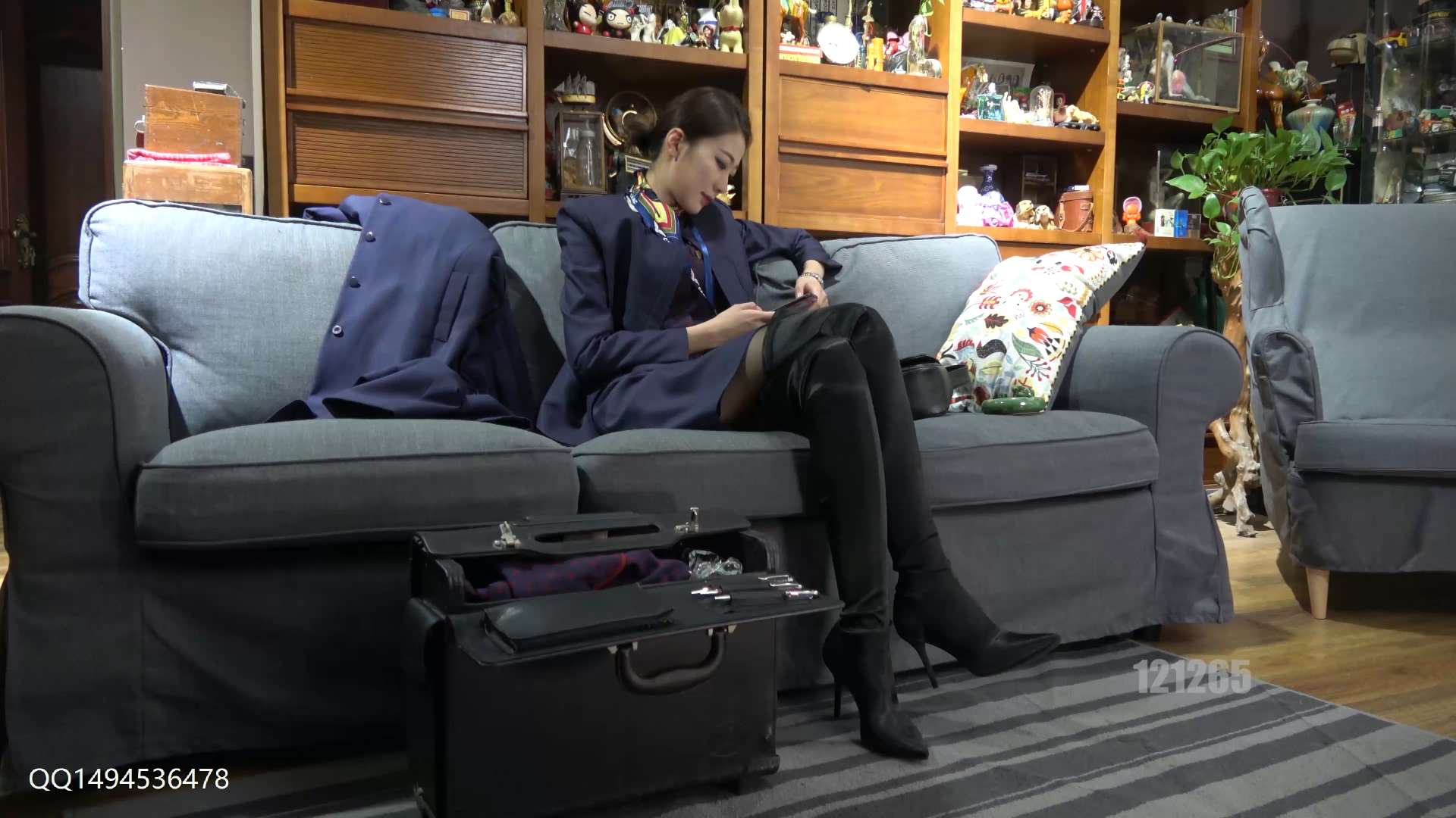 《[视频]-K&M-晓敏脱掉长靴释放原味黑丝》作品图