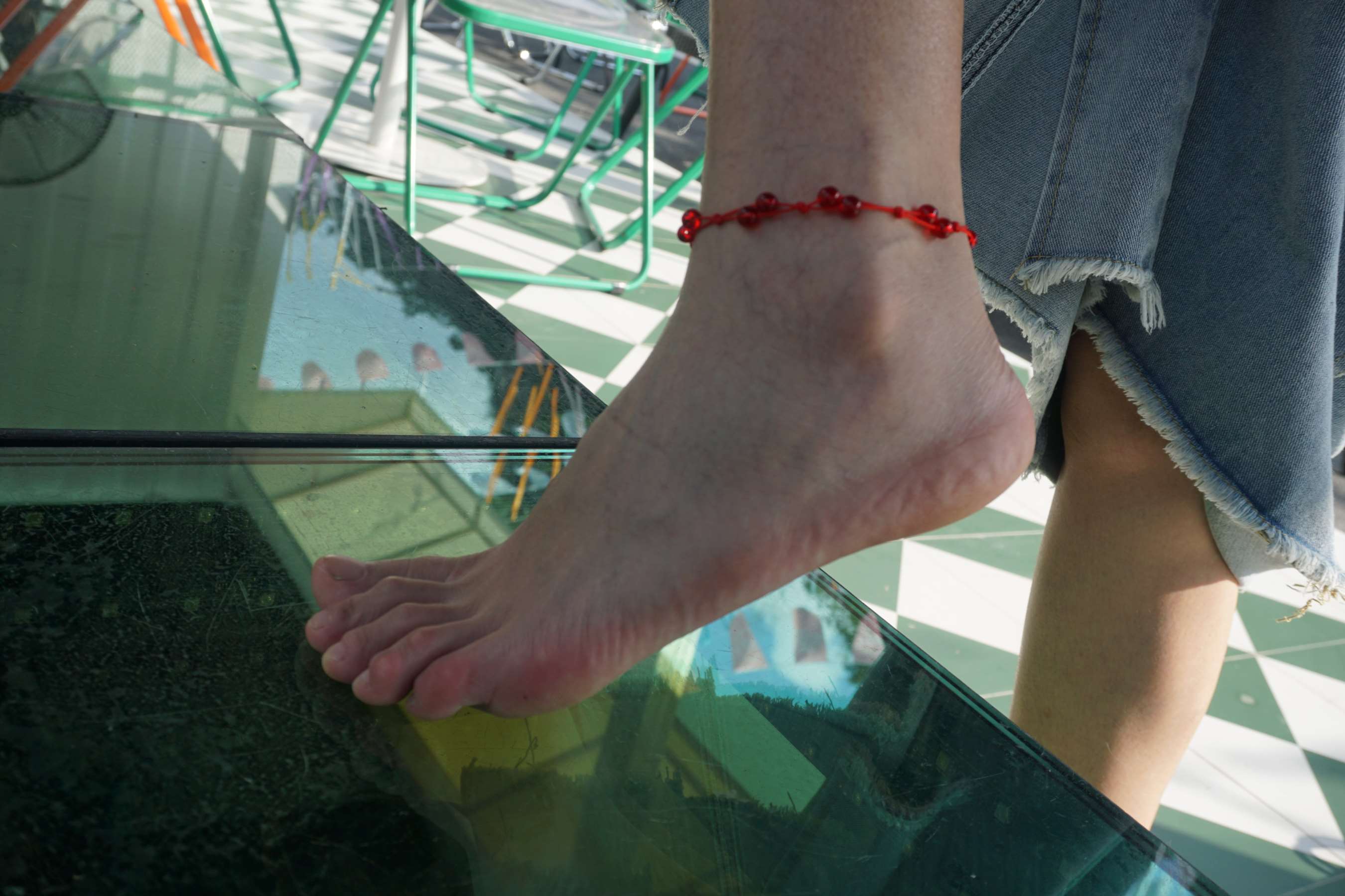 《莹莹少女赤脚游玩创意产业园》作品图