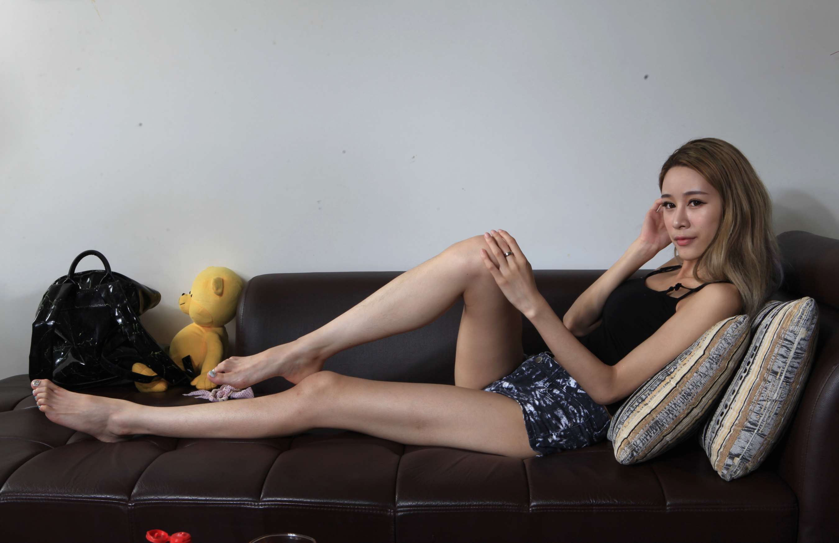 《沙发上学姐的嫩足》作品图