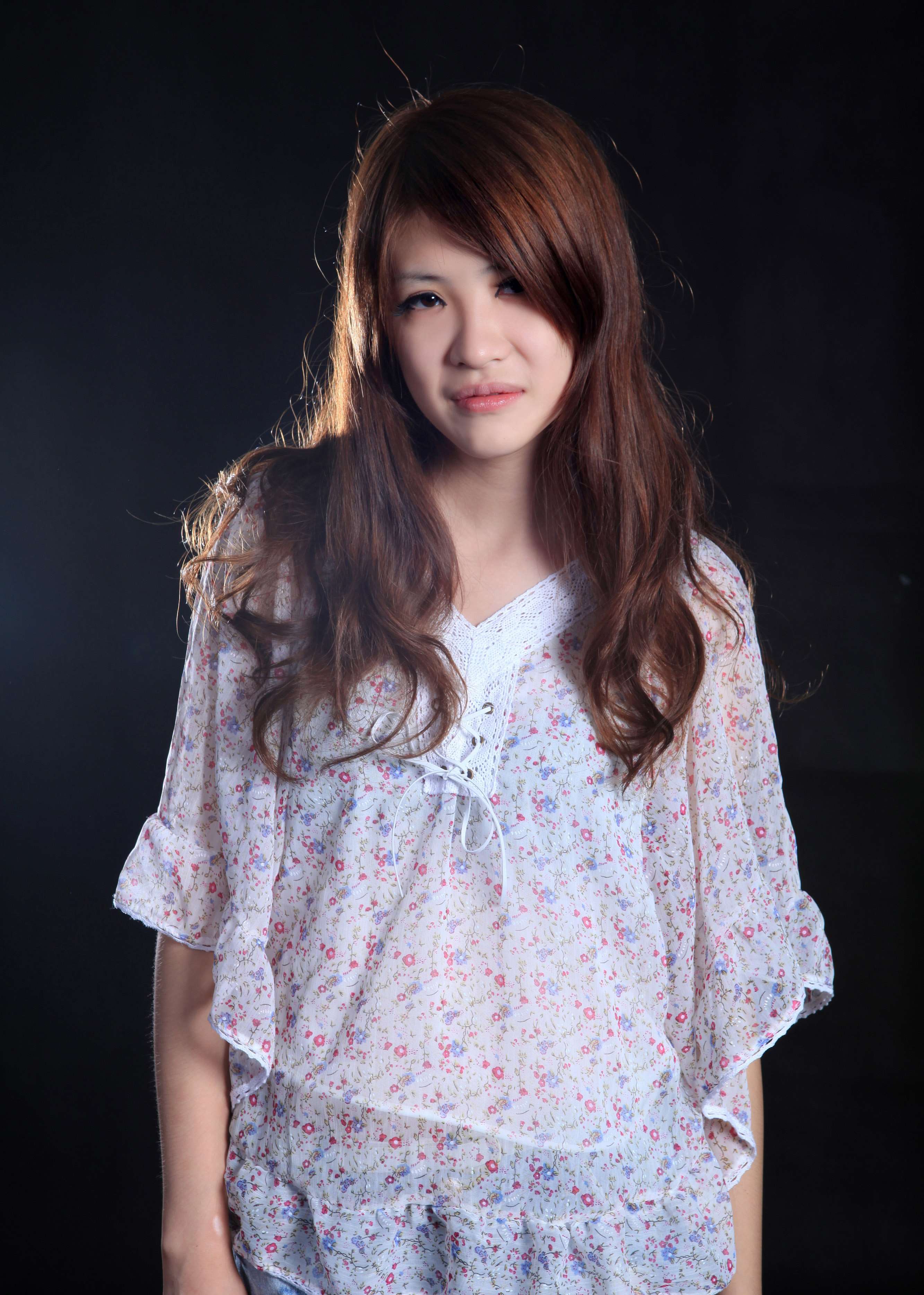 《小姐姐牛仔热裤の裸足》作品图