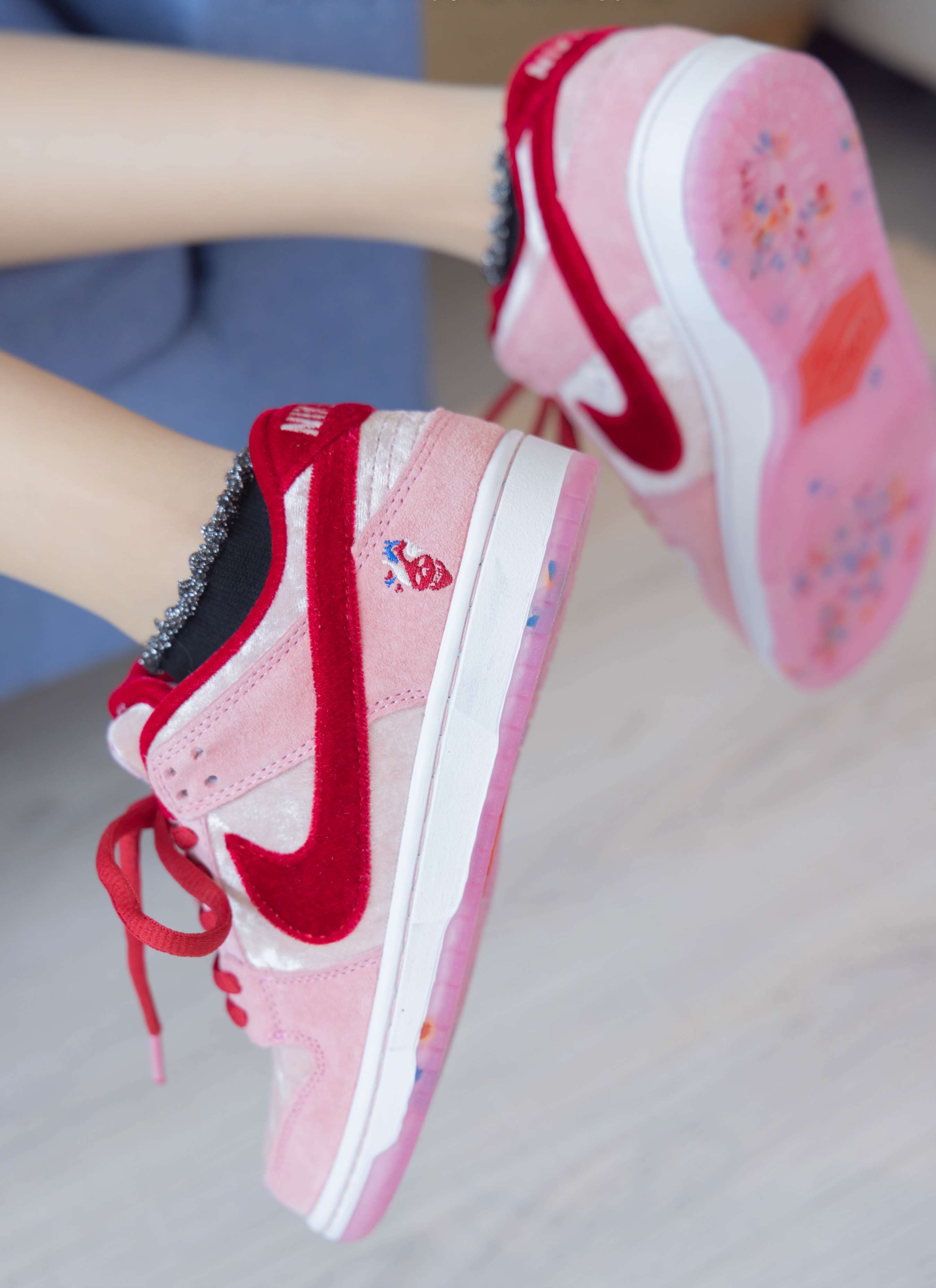 《稚予小姐姐板鞋の玻璃丝短袜》作品图