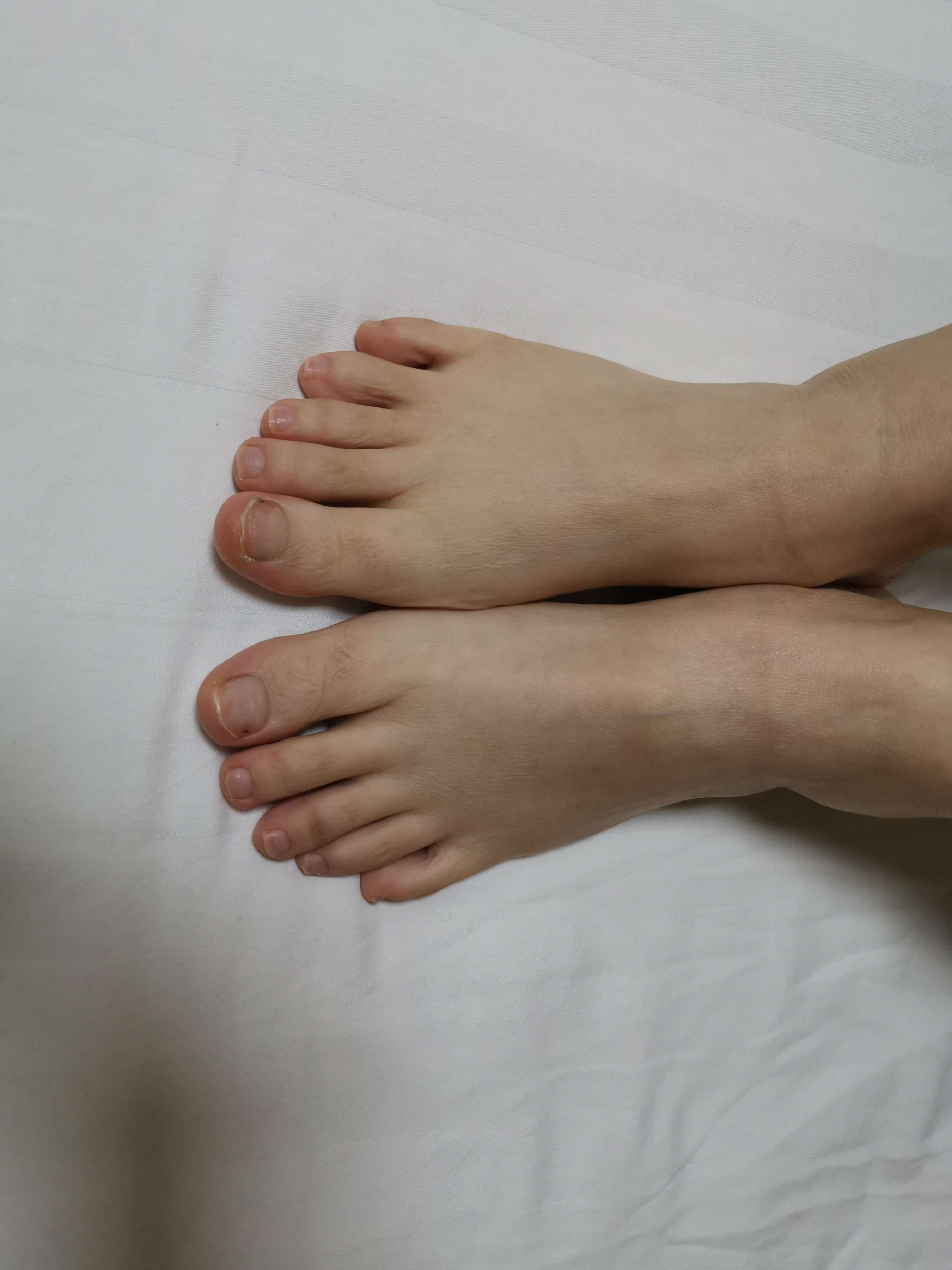 《少女的嫩足不露脸》作品图