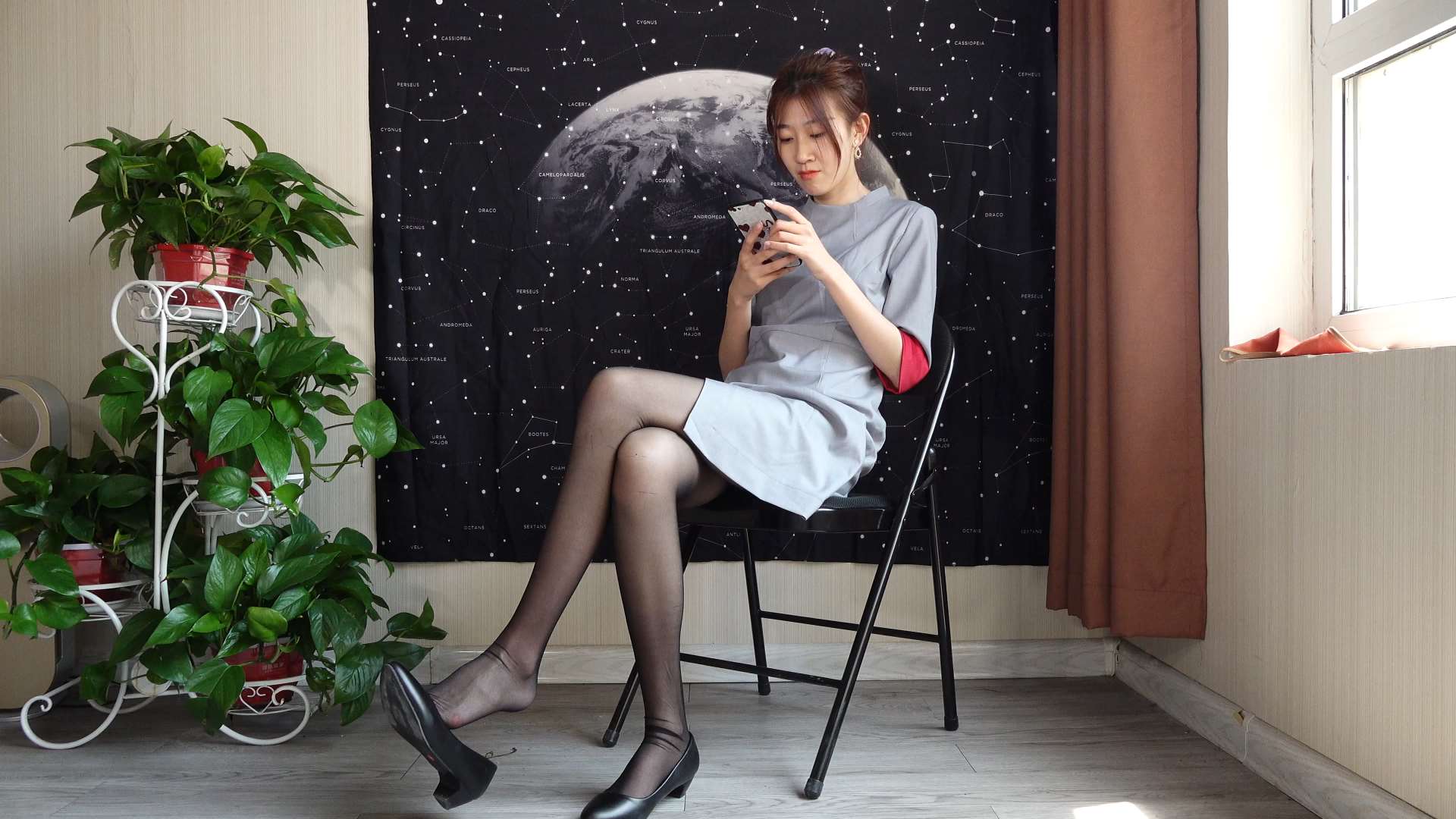 《[视频] K&M 连衣裙黑丝制服挑鞋足秀》作品图