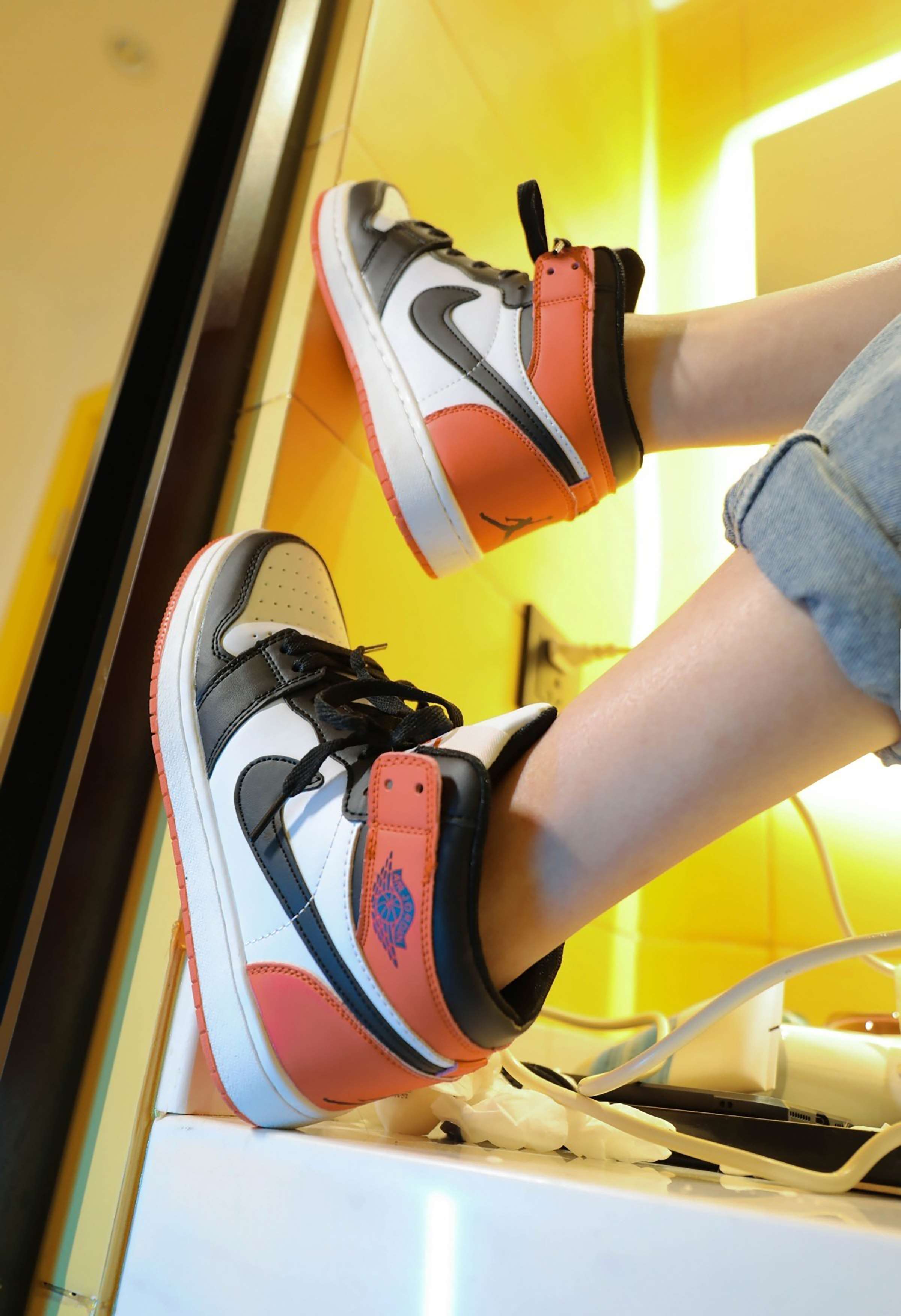 《洗刷台上学姐展棉袜》作品图