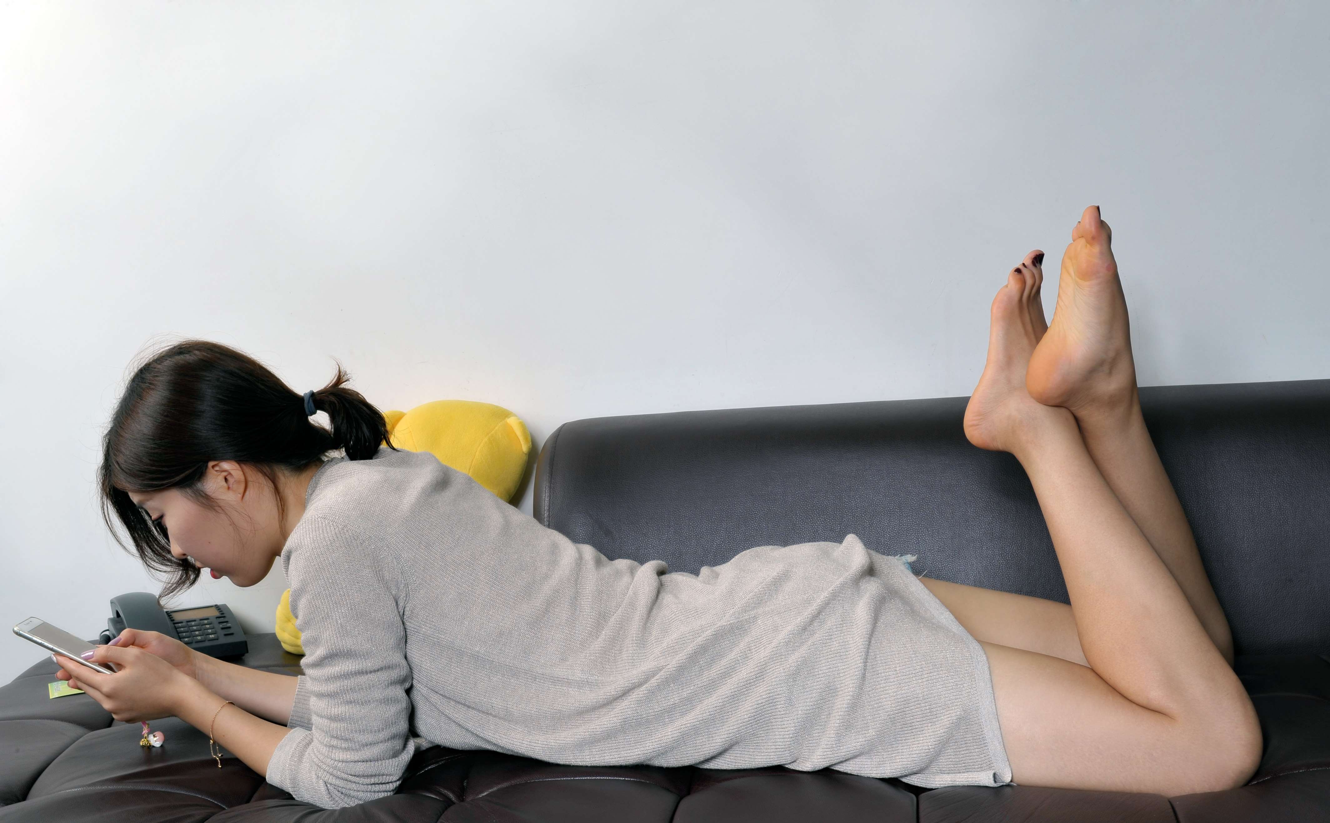 《学姐沙发上展裸足》作品图