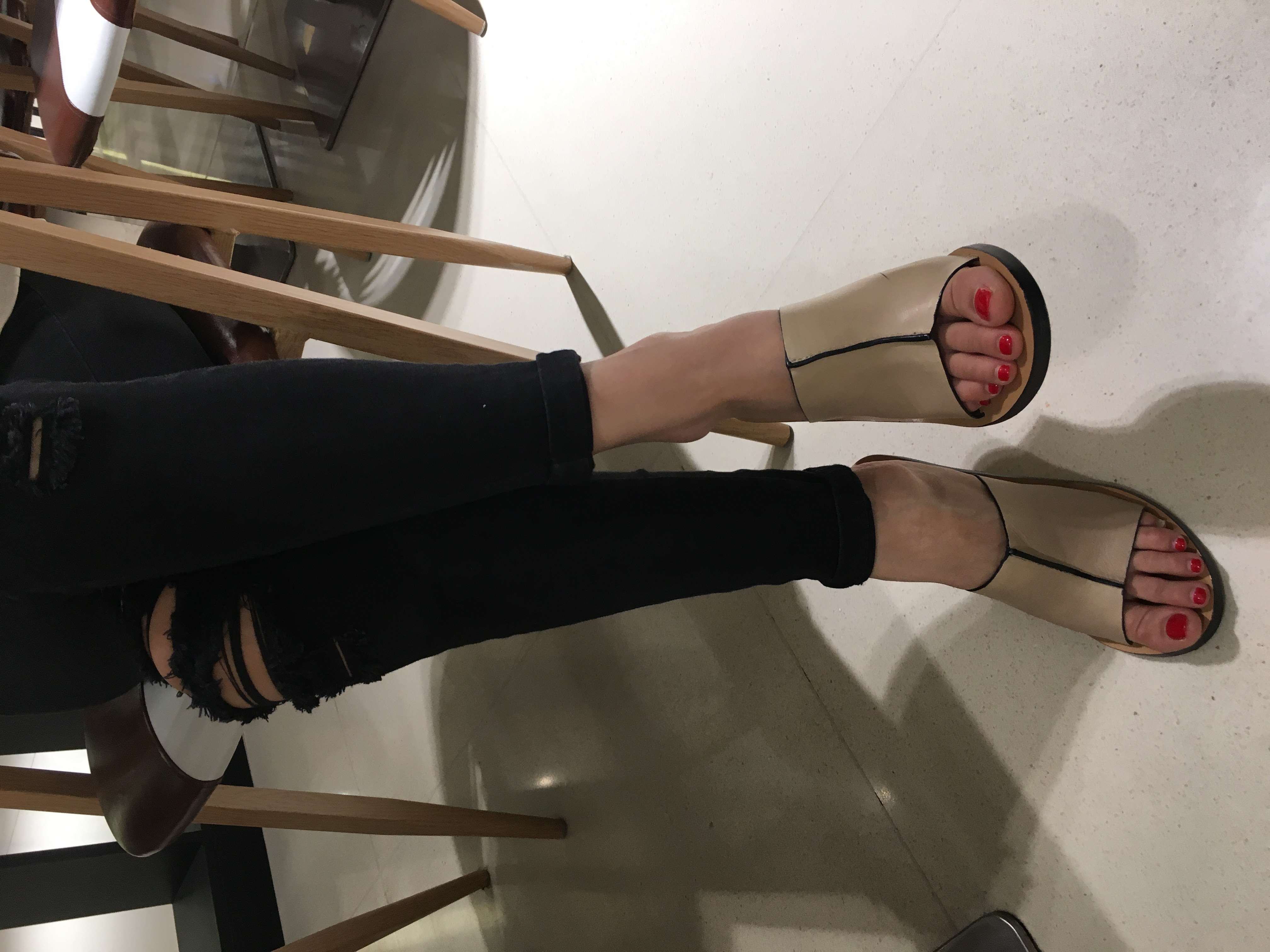 《【免费】爱自拍的小师妹》作品图