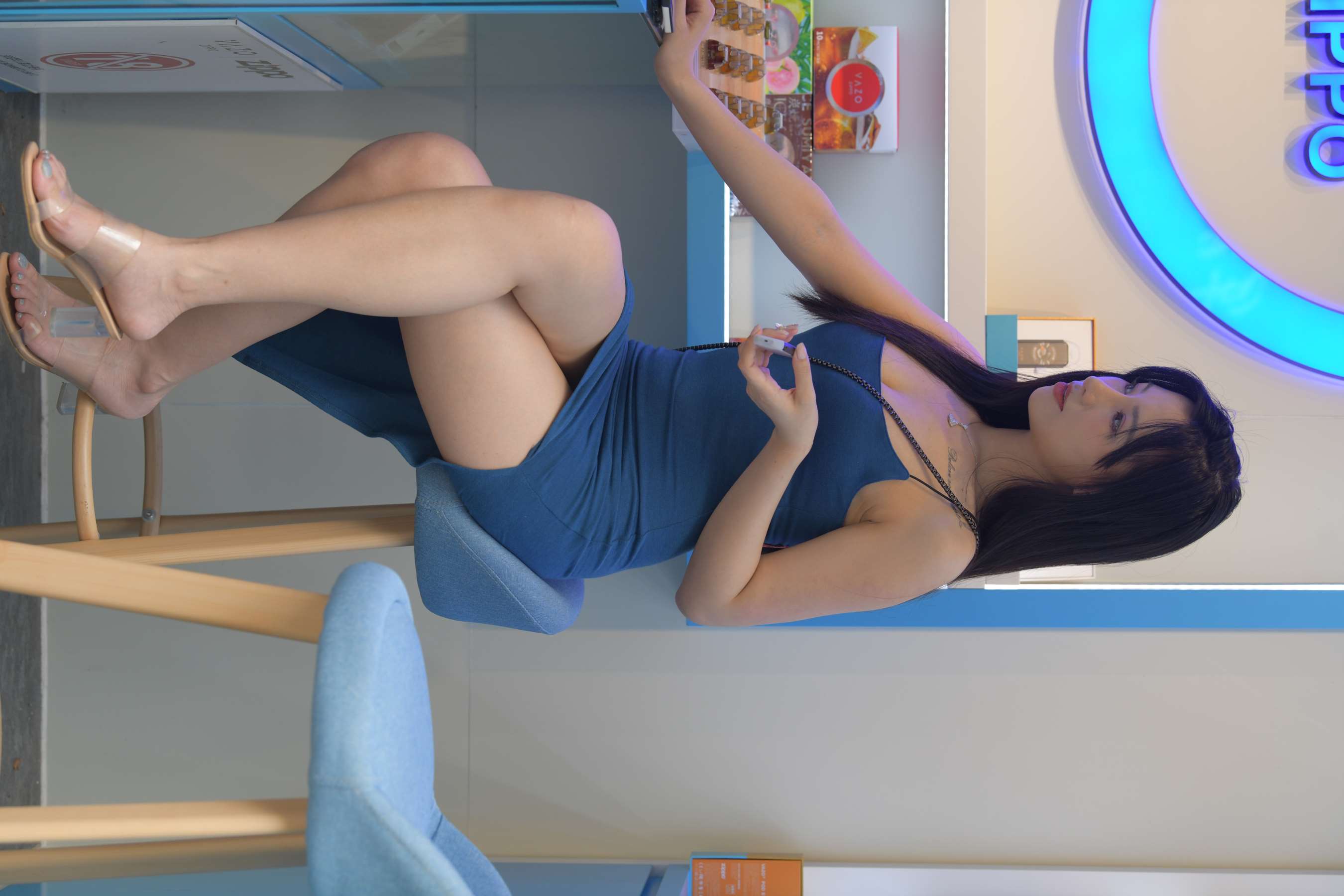 《性感的蓝色包臀裙小姐姐》作品图