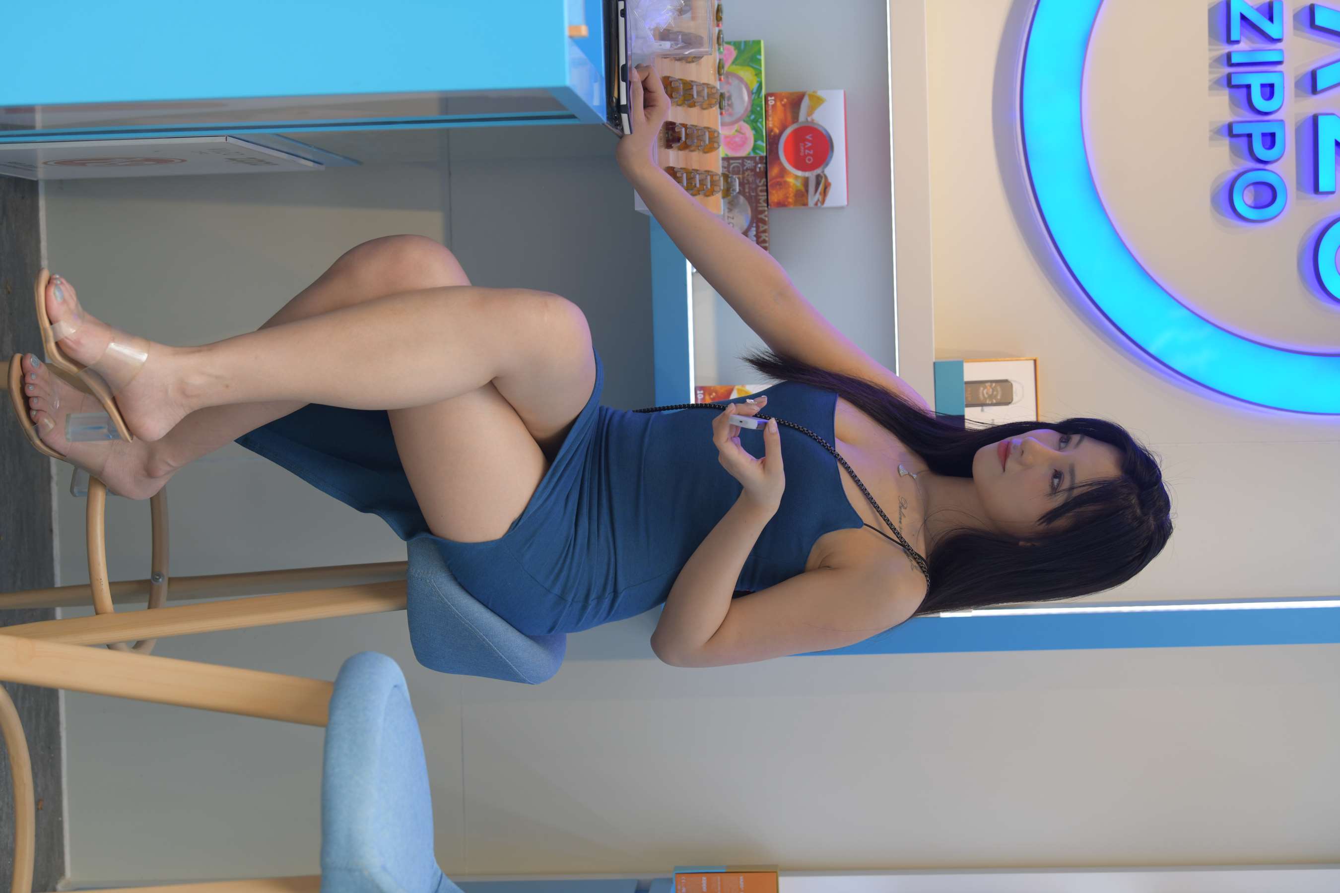 《性感的蓝色包臀裙小姐姐》作品图