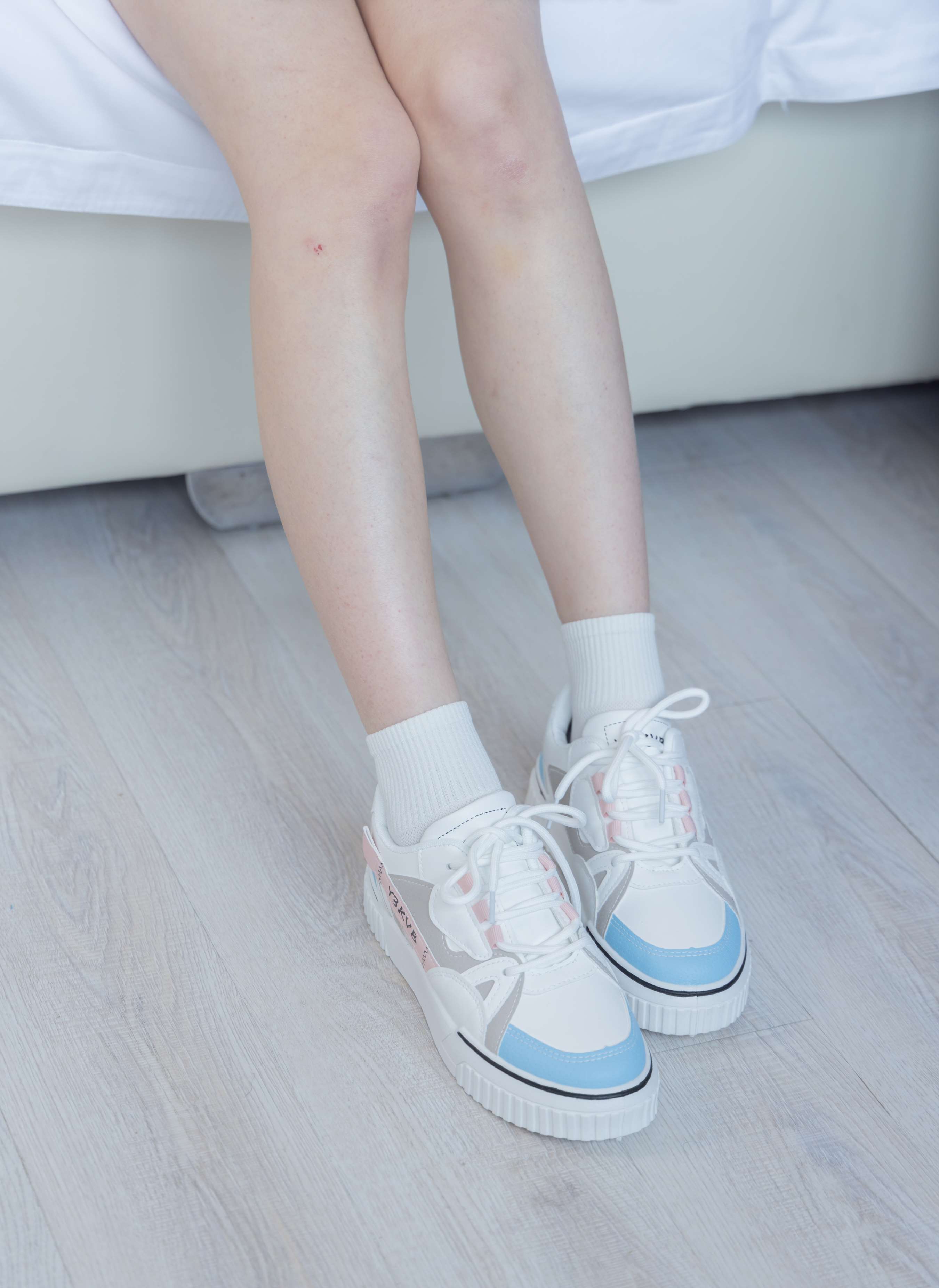 《苏苏小姐姐板鞋の白棉袜脚》作品图