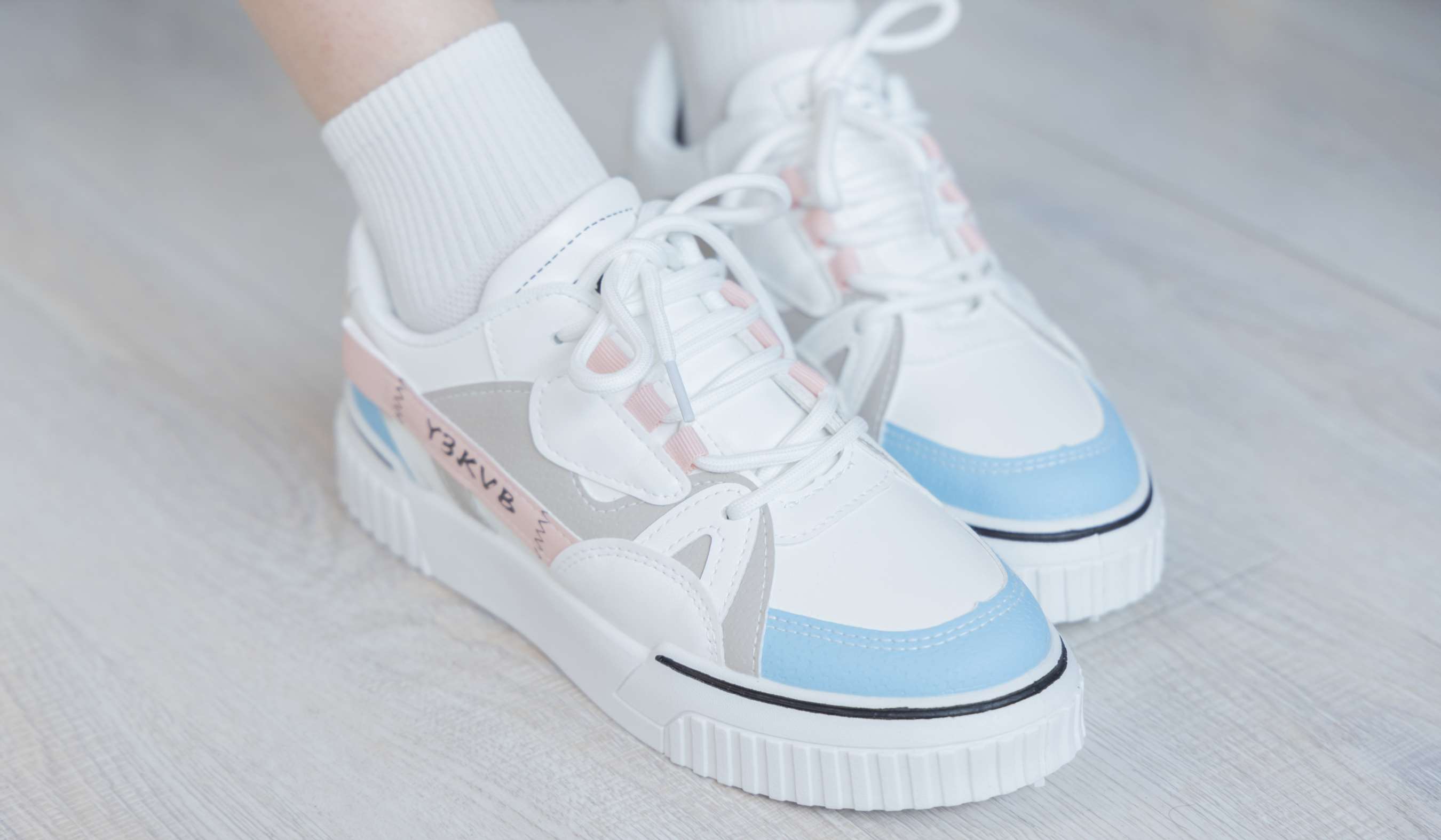 《苏苏小姐姐板鞋の白棉袜脚》作品图