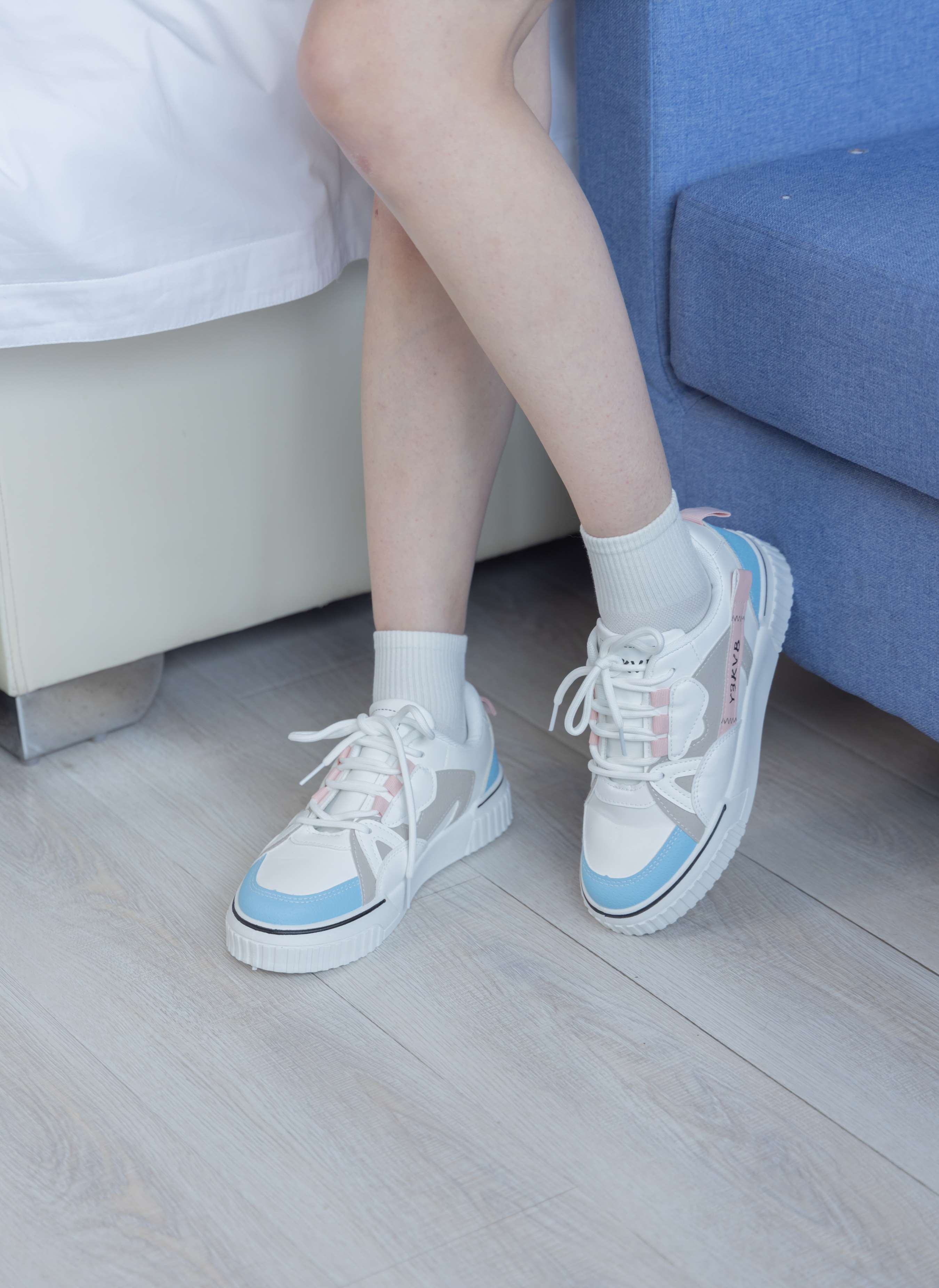 《苏苏小姐姐板鞋の白棉袜脚》作品图