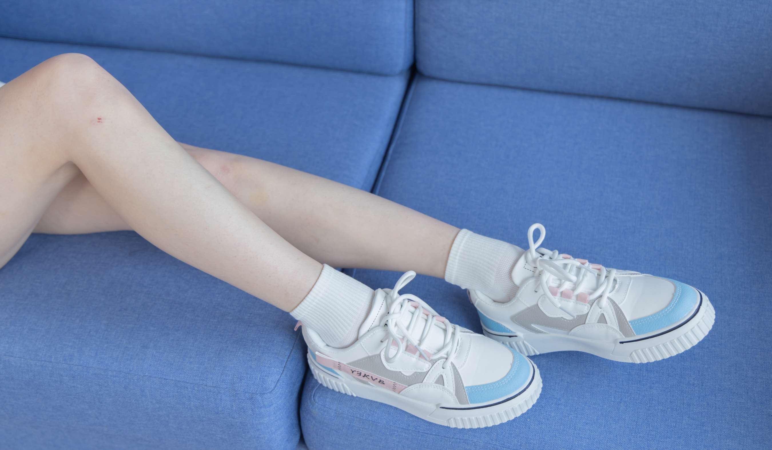 《苏苏小姐姐板鞋の白棉袜脚》作品图