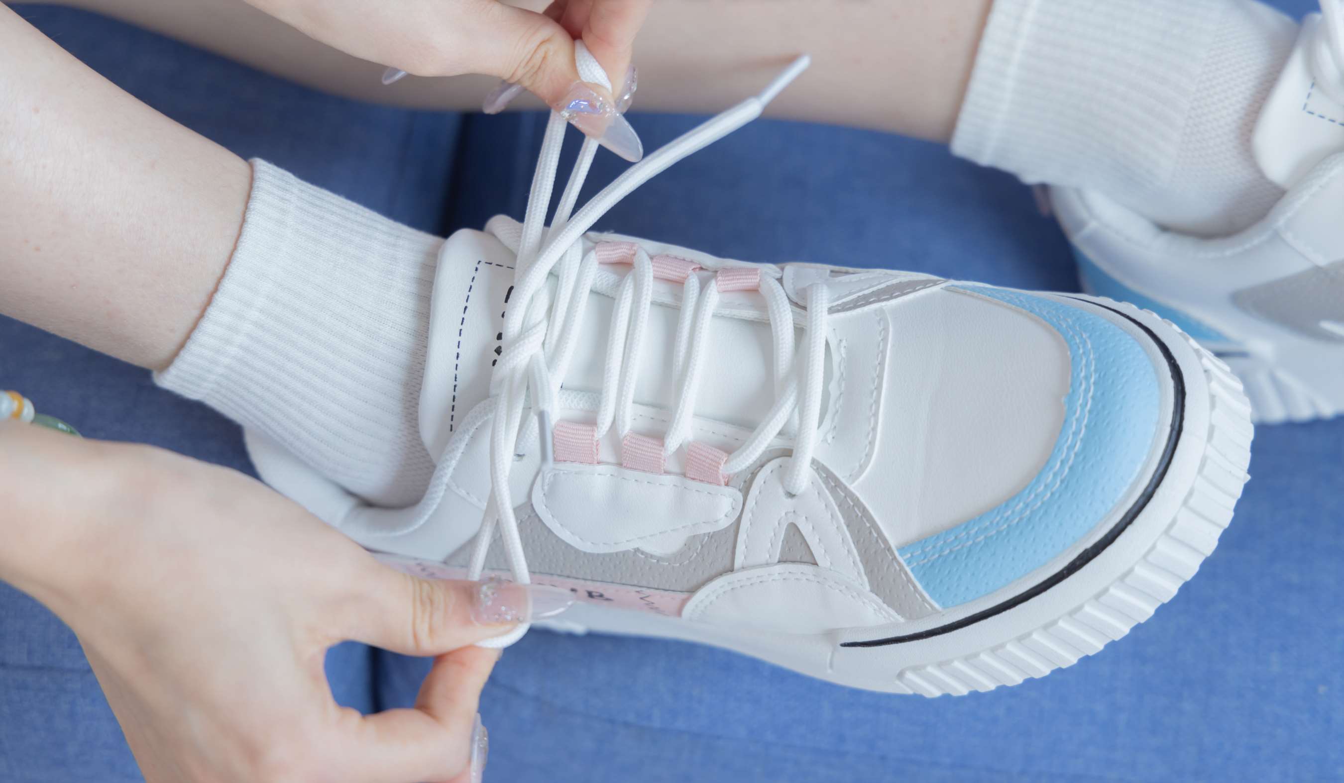 《苏苏小姐姐板鞋の白棉袜脚》作品图