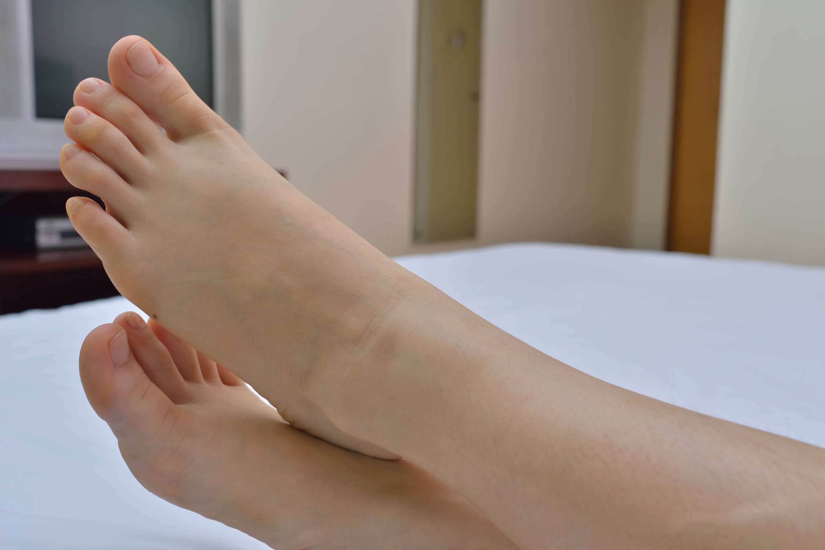 《不可多得的精致玉足》作品图